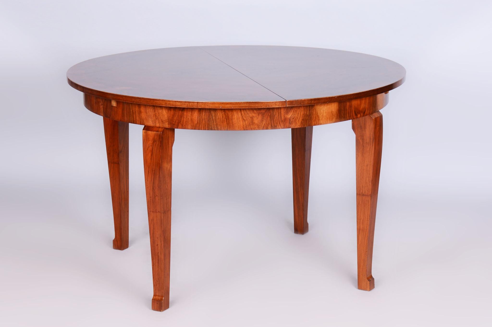 Dissociativo: 191 cm / 75,2″

Questo elegante tavolo da pranzo allungabile, progettato in stile Art Déco, proviene dalla Cecoslovacchia e risale agli inizi del XX secolo. Realizzato in impiallacciatura di noce, colpisce per il suo design senza tempo