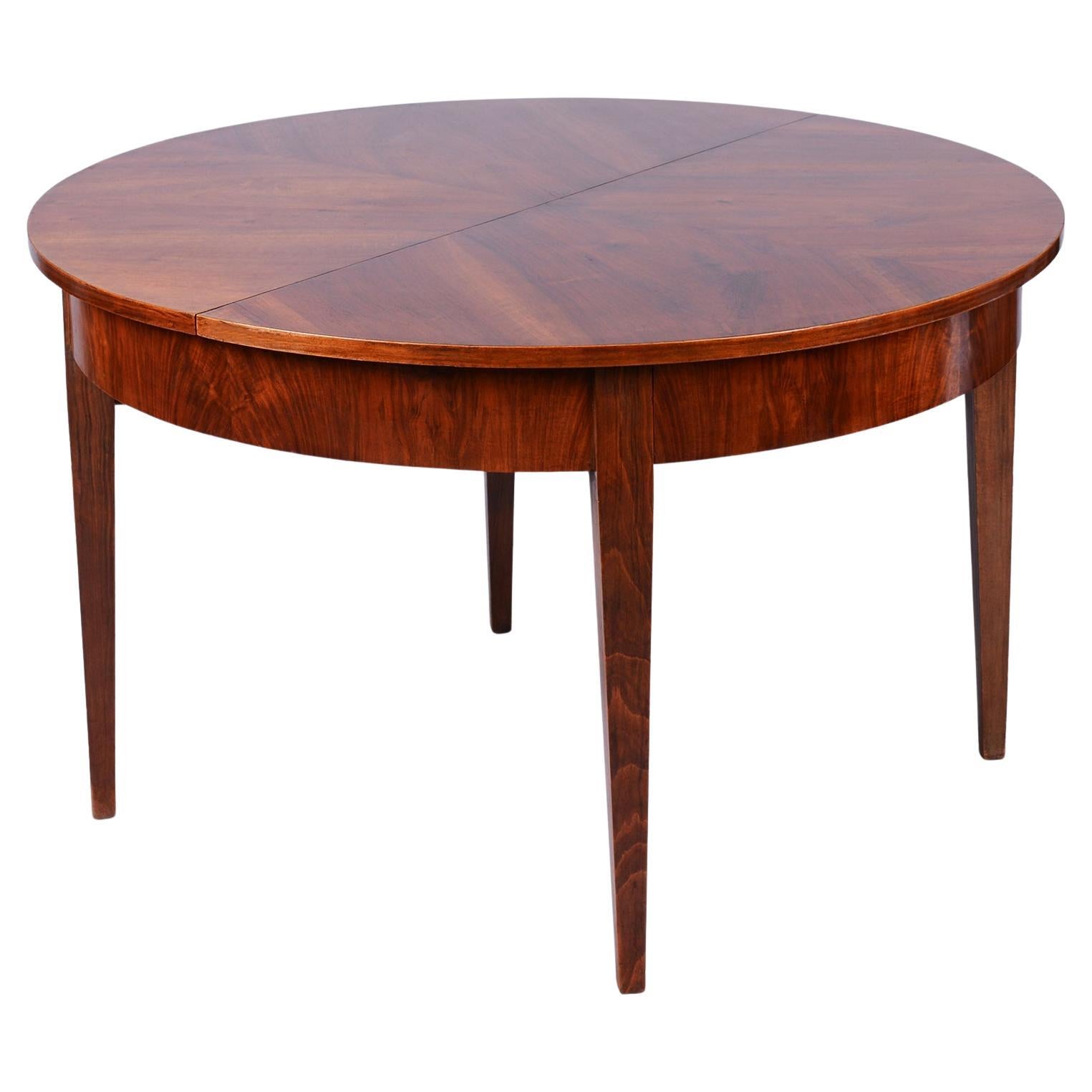 Restaurierter ausziehbarer Art-Déco-Esstisch, Nussbaum, revitalisiertes Polen, Tschechien, 1920er Jahre im Angebot