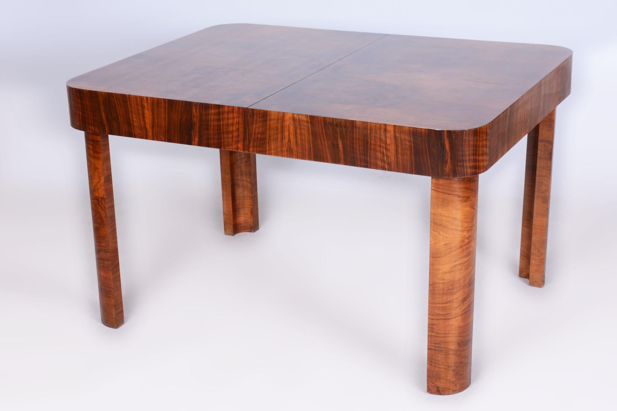 Dissociativo: 194 cm / 76,38″

Questo pratico ed elegante tavolo da pranzo allungabile in stile Art Déco proviene dalla Cecoslovacchia e risale alla prima metà del XX secolo. È realizzato in faggio impiallacciato con radica di noce ed è stato