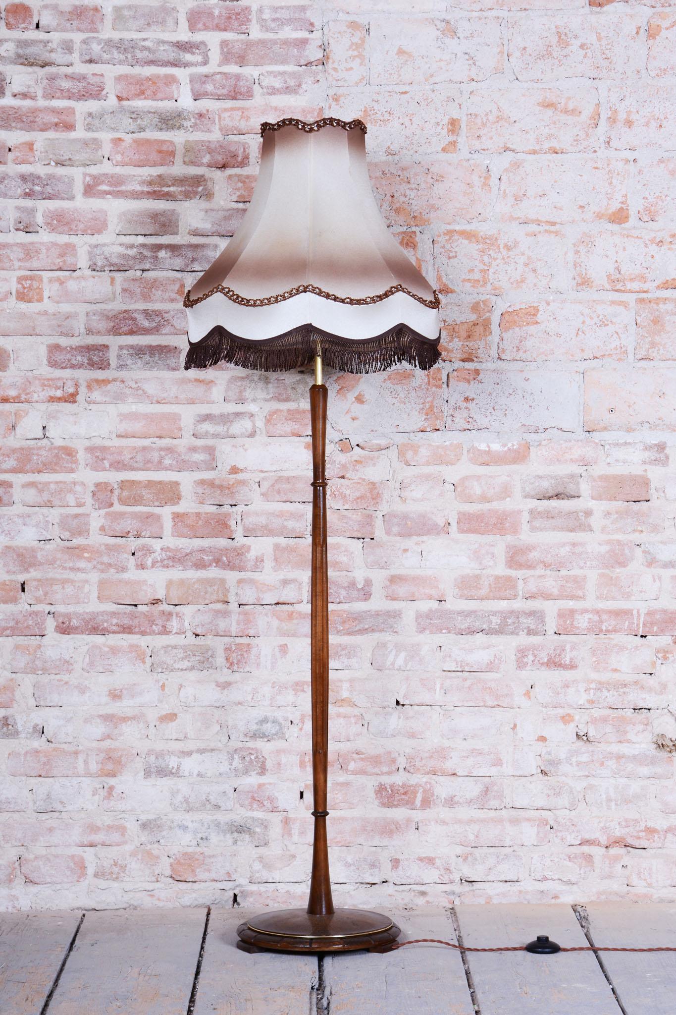 Restored Art Deco Floor Lamp, Beech, New Electrification, Czech, 1930s In Good Condition For Sale In Brandys nad Labem, Středočeský kraj