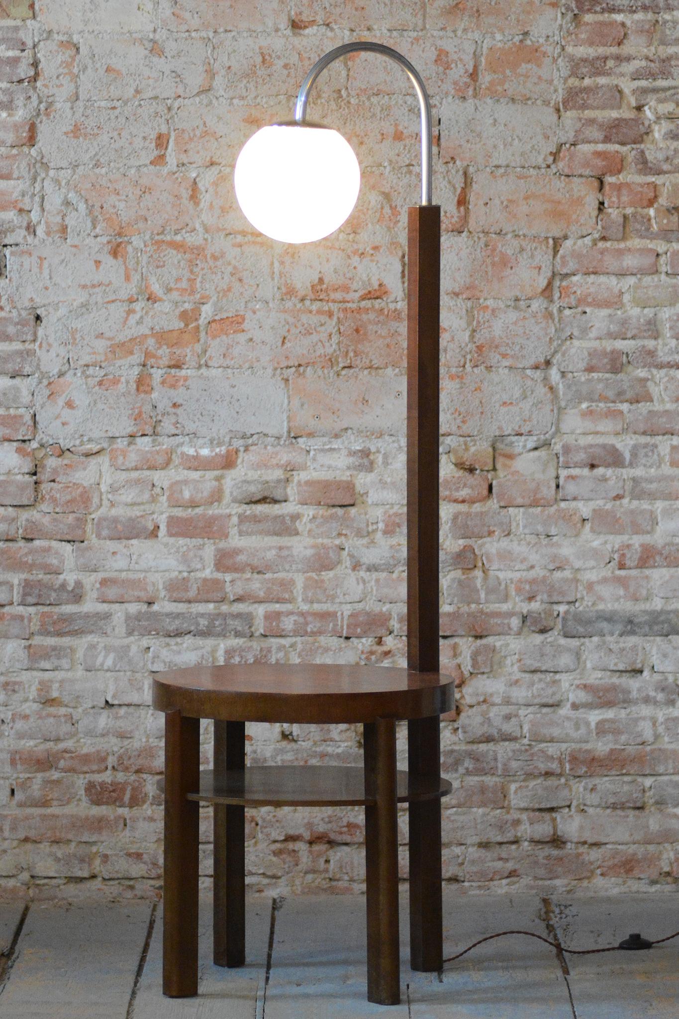 Art déco Lampadaire Art Déco restauré, Beeche, Walnut, New Electrification, Czech, 1930s en vente