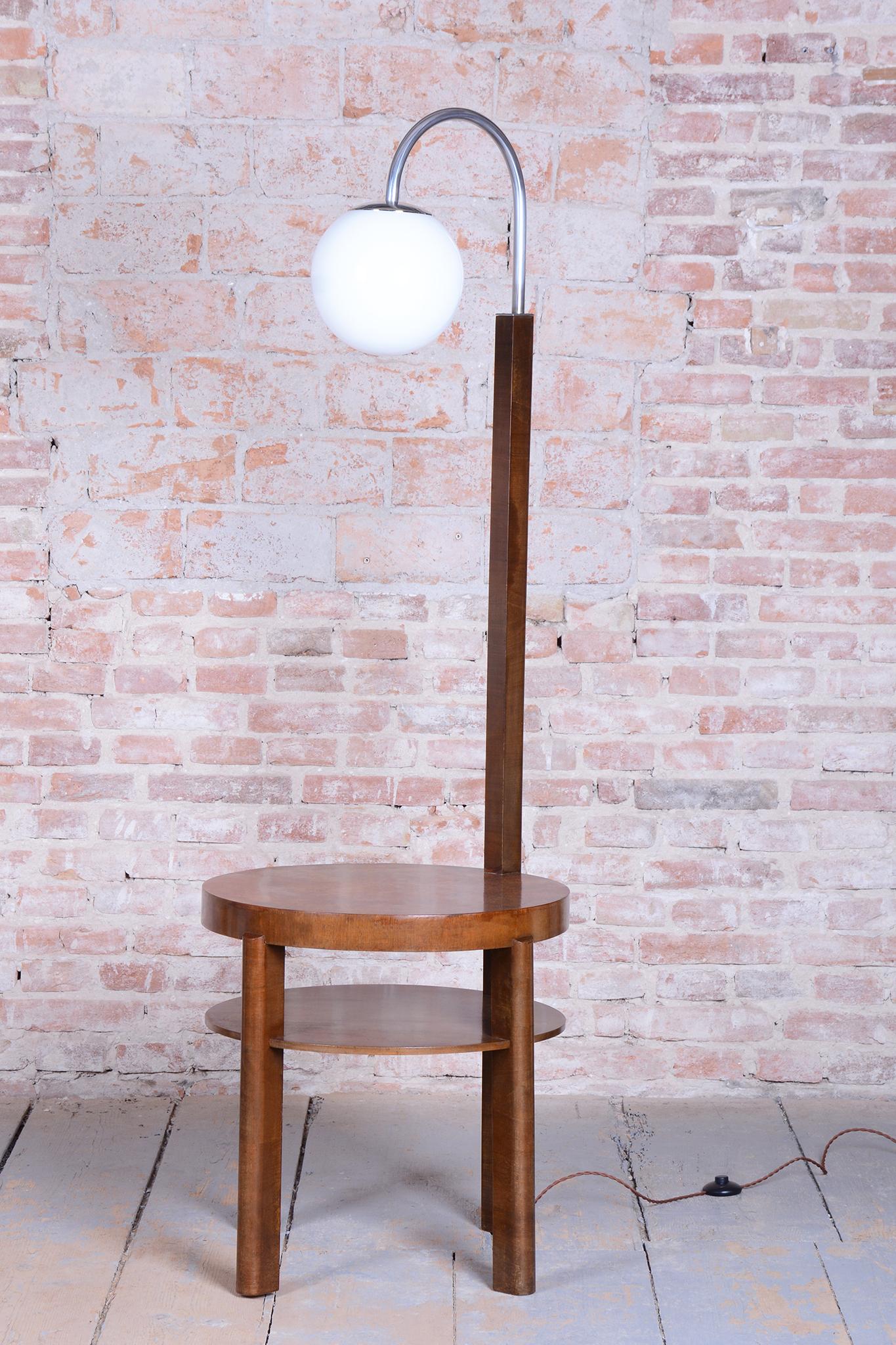 Tchèque Lampadaire Art Déco restauré, Beeche, Walnut, New Electrification, Czech, 1930s en vente