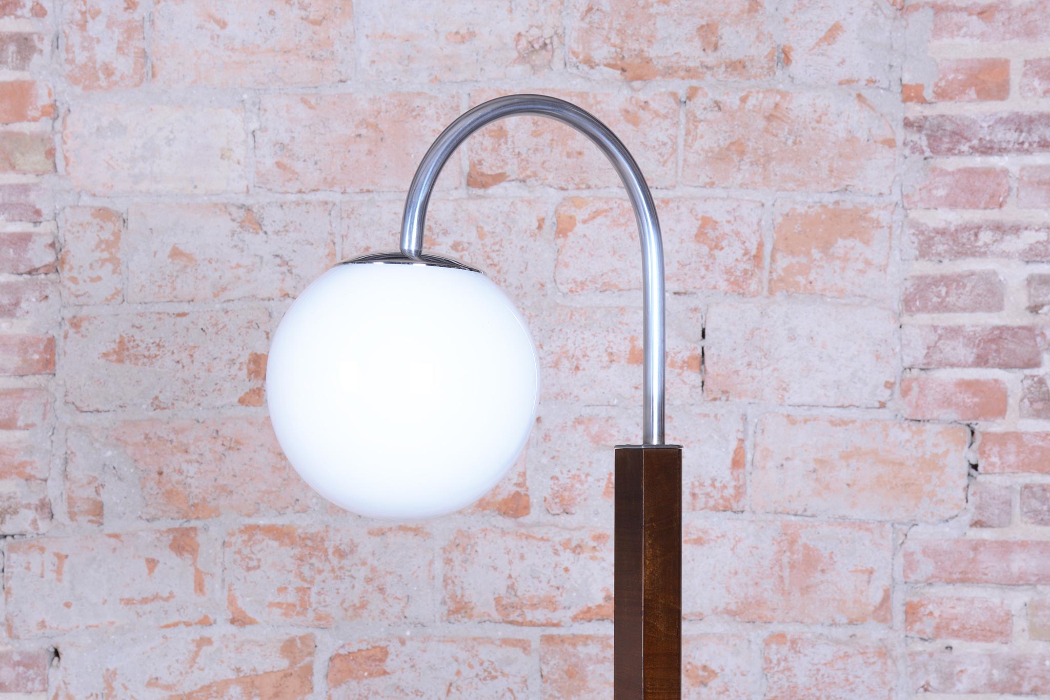 Lampadaire Art Déco restauré, Beeche, Walnut, New Electrification, Czech, 1930s Bon état - En vente à Brandys nad Labem, Středočeský kraj