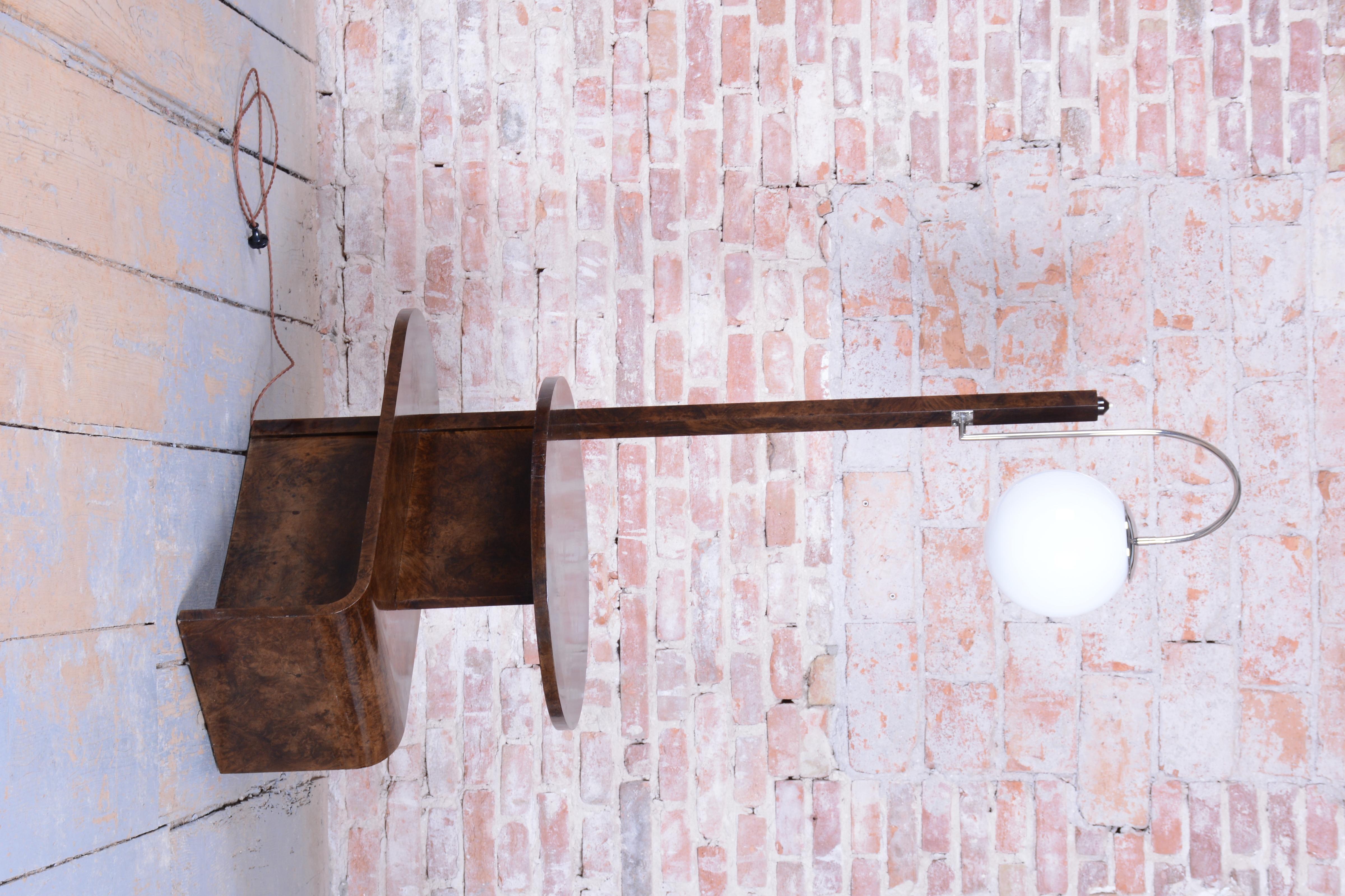 Esta elegante lámpara de pie Art Déco procede de la Checoslovaquia de la primera mitad del siglo XX y es otra joya del taller del renombrado diseñador Jindřich Halabala, fabricada por ÚP Závody. Su construcción de alta calidad consiste en tableros