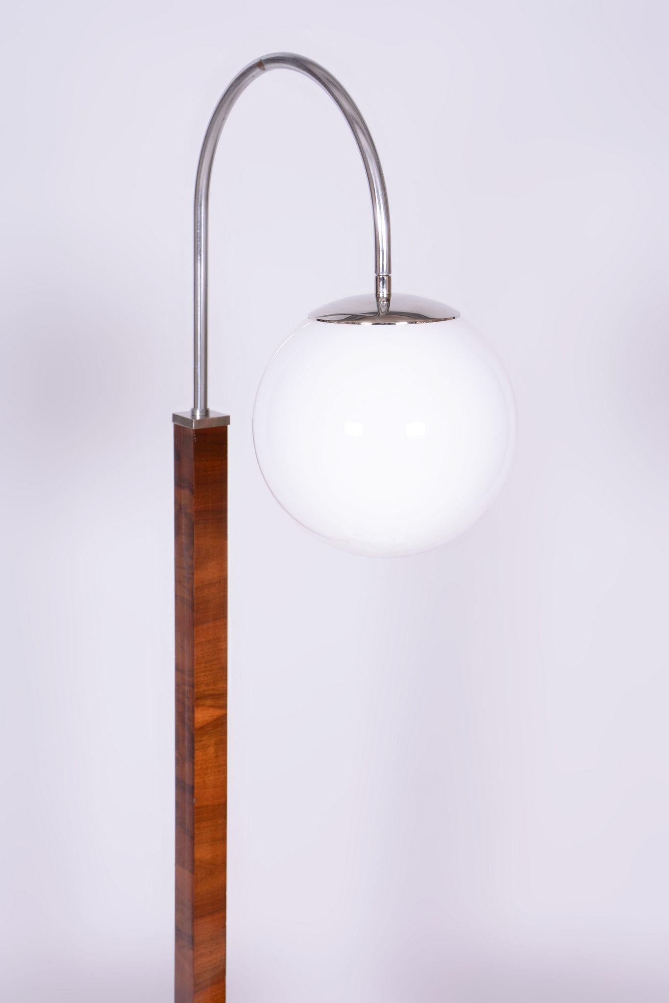 Début du 20ème siècle Lampadaire Art déco restauré, par J. Halabala, Up Závody, noyer, tchèque, années 1920 en vente