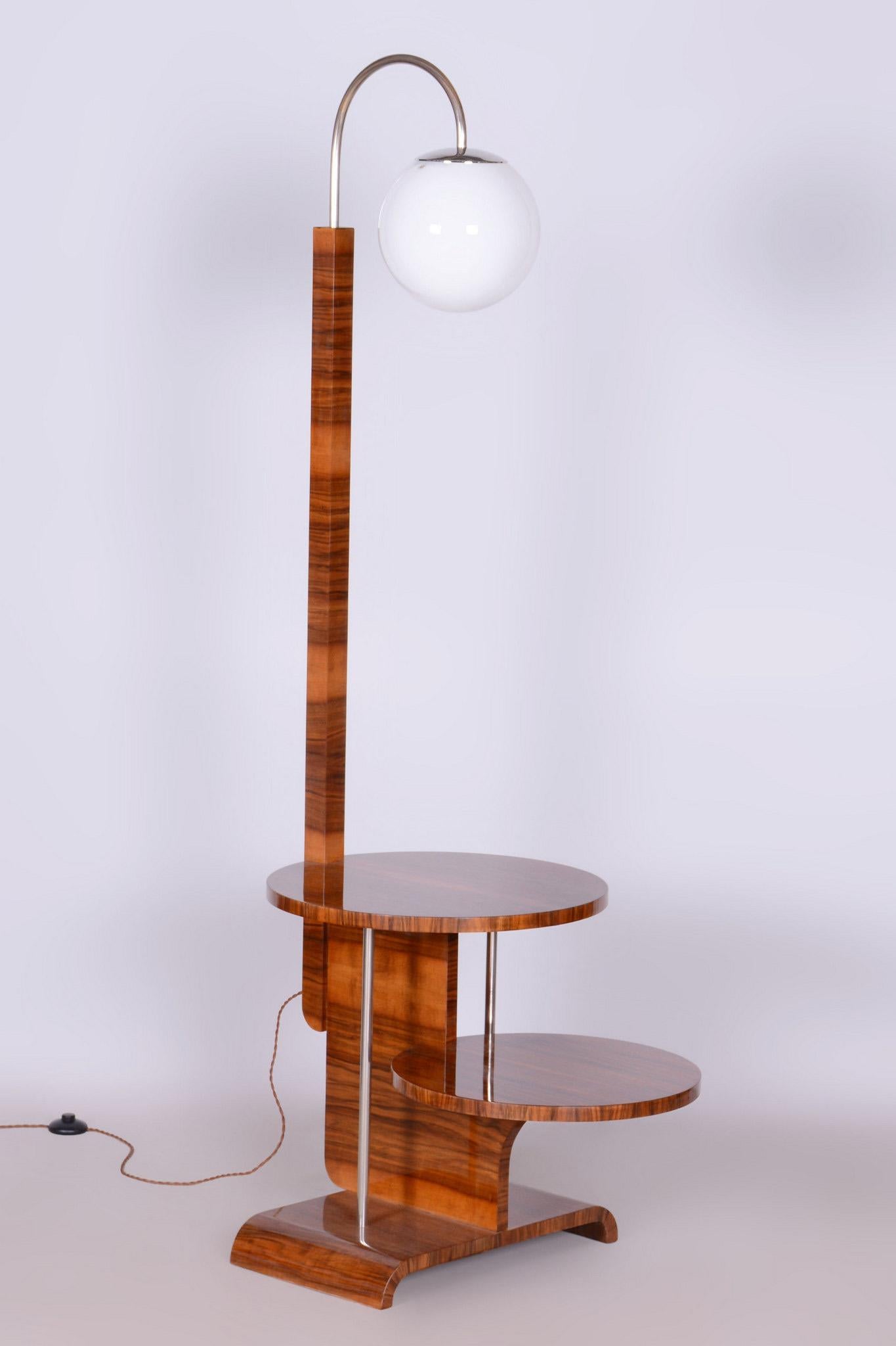 Progettato da Jindrich Halabala, un famoso designer a cui si attribuisce il merito di aver dato il via alla produzione di mobili in serie nella sua nativa Cecoslovacchia.

Realizzato da UP Zavody, un noto produttore e rivenditore di mobili