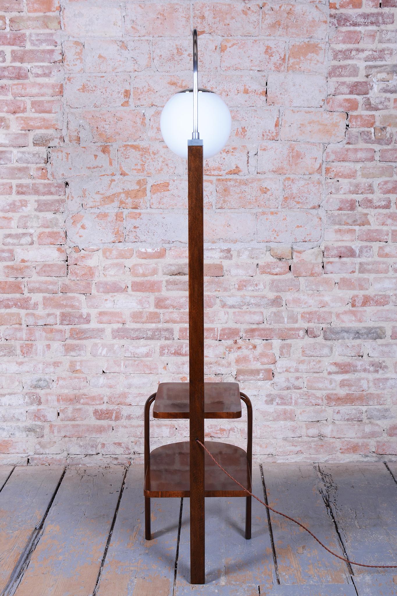 Lampada da terra Art Deco restaurata, di Thonet, cromo, Beeche, noce, ceco, anni '30 In condizioni buone in vendita a Brandys nad Labem, Středočeský kraj