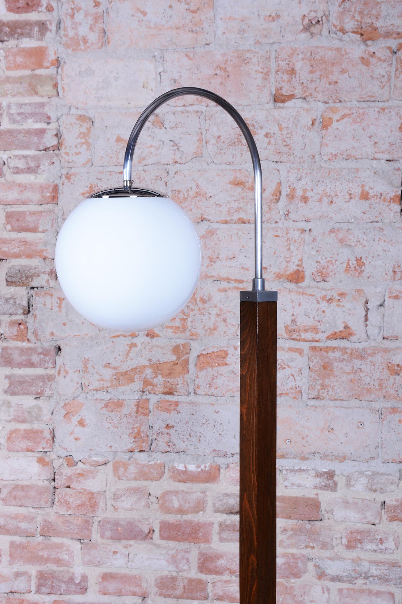 Metà XX secolo Lampada da terra Art Deco restaurata, di Thonet, cromo, Beeche, noce, ceco, anni '30 in vendita