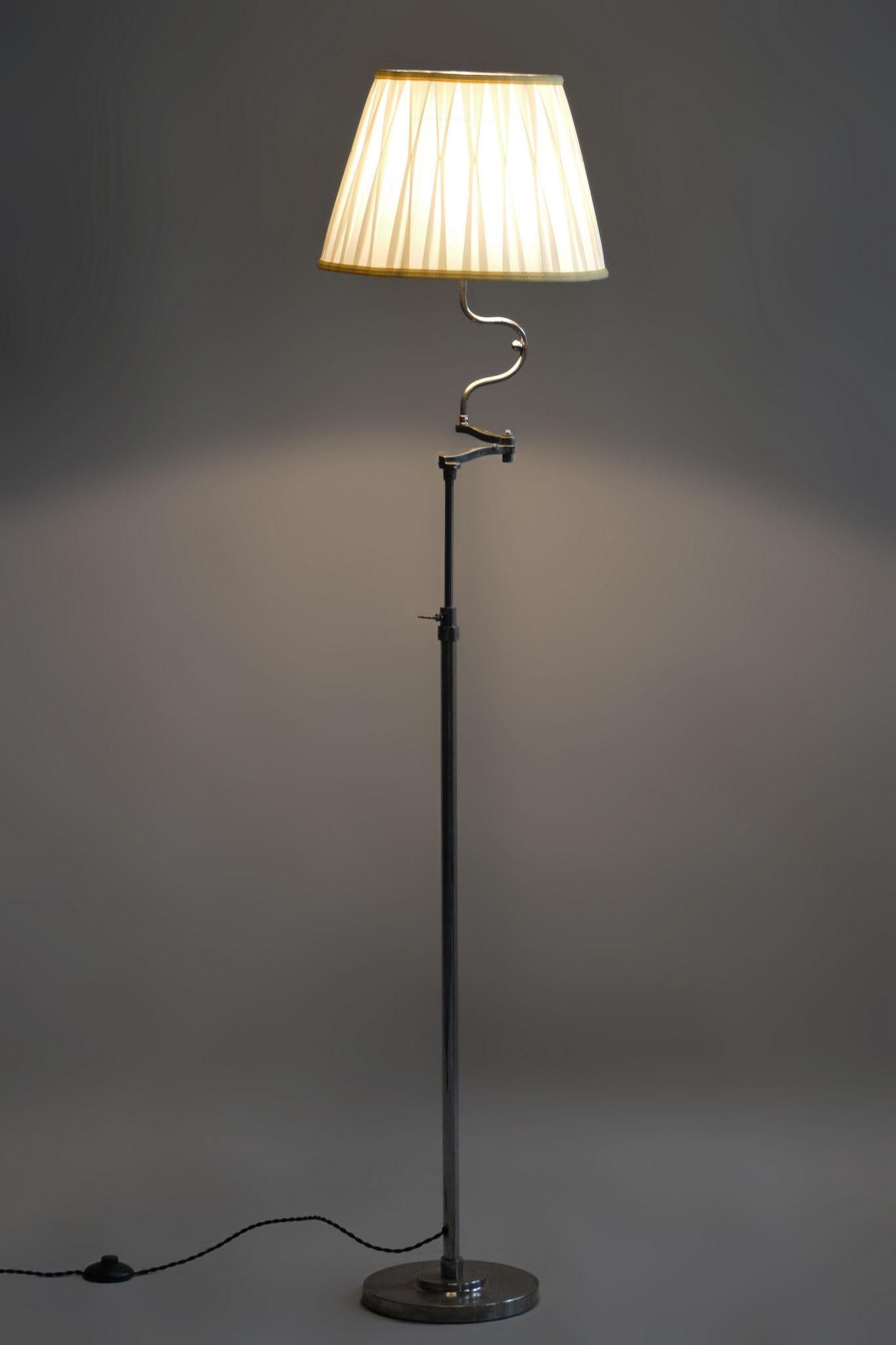 Restaurierte Art Deco Stehlampe mit neuer Elektrifizierung.

Zeitraum: 1920 - 1929
Quelle: Tschechische Republik (Tschechoslowakei)
MATERIAL: Verchromter Stahl
Die Chromteile sind gereinigt und professionell restauriert worden. 

Einstellbare