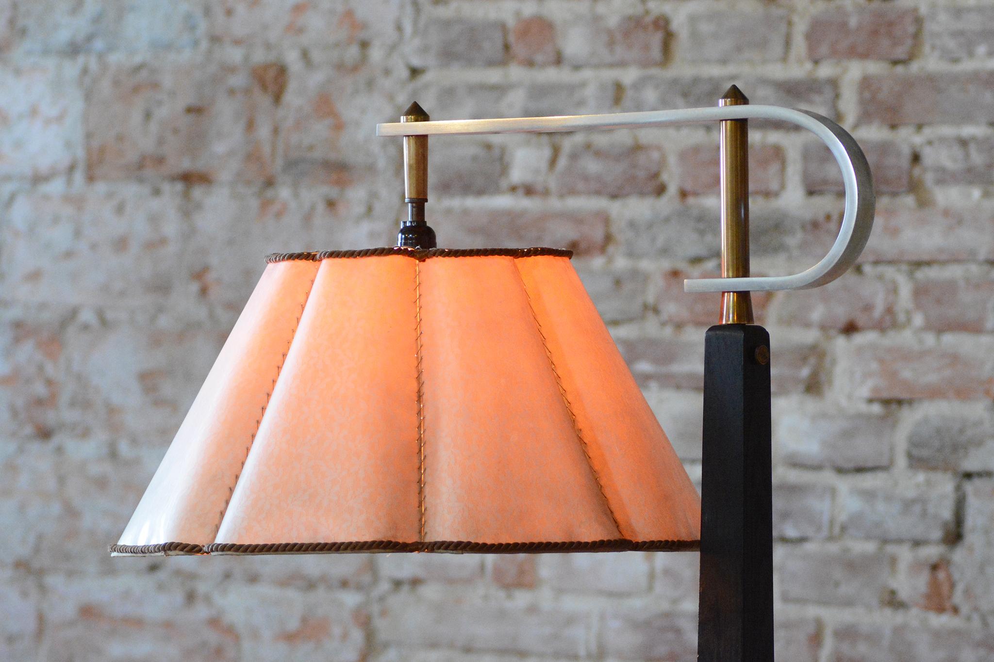 Lámpara de pie Art Decó restaurada, roble, nueva electrificación, checa, años 20 en venta 9