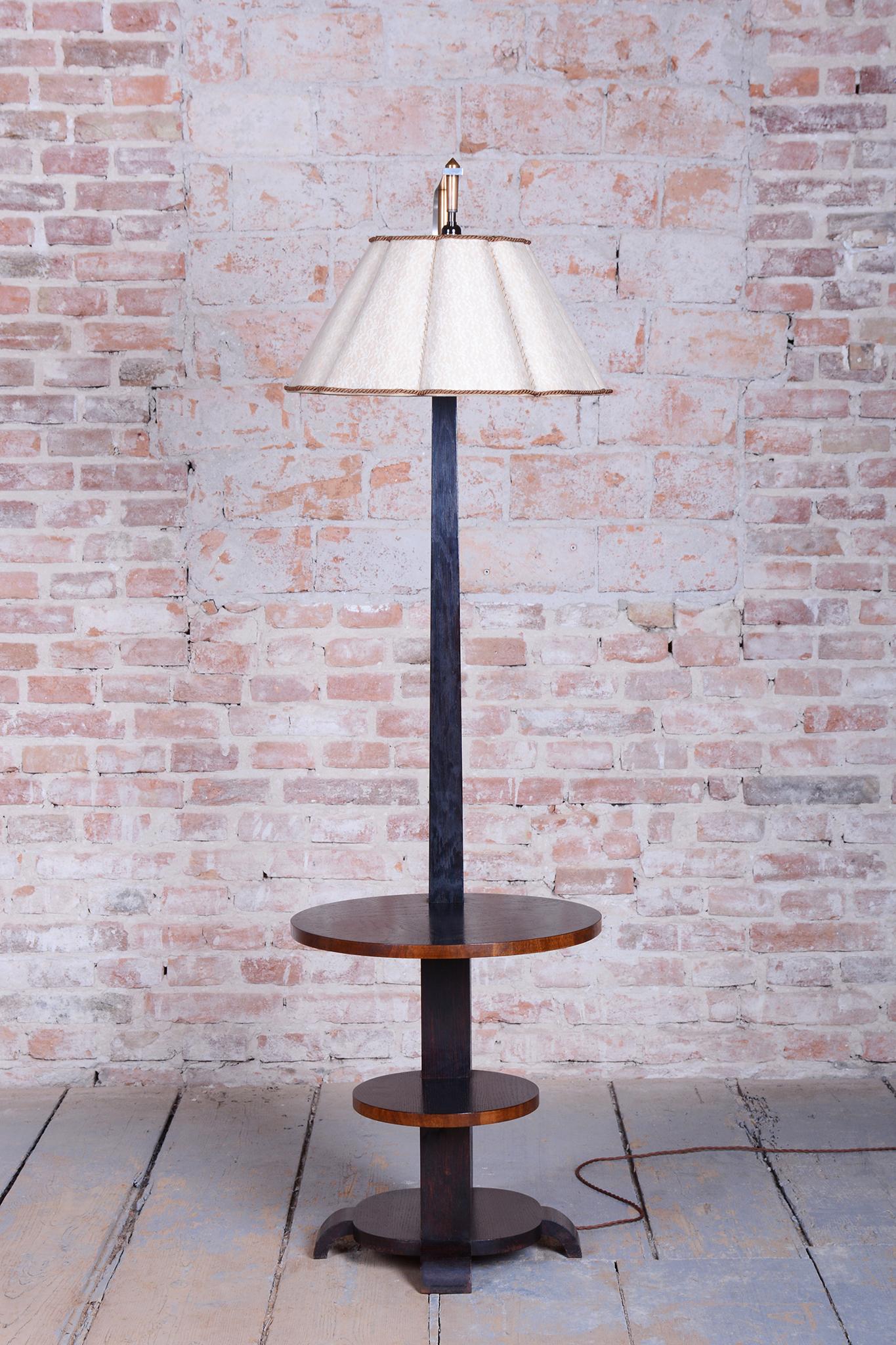 Lámpara de pie Art Decó restaurada, roble, nueva electrificación, checa, años 20 Checo en venta