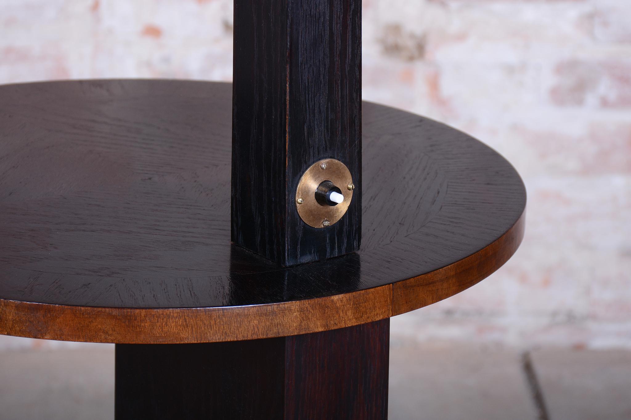 Lámpara de pie Art Decó restaurada, roble, nueva electrificación, checa, años 20 principios del siglo XX en venta