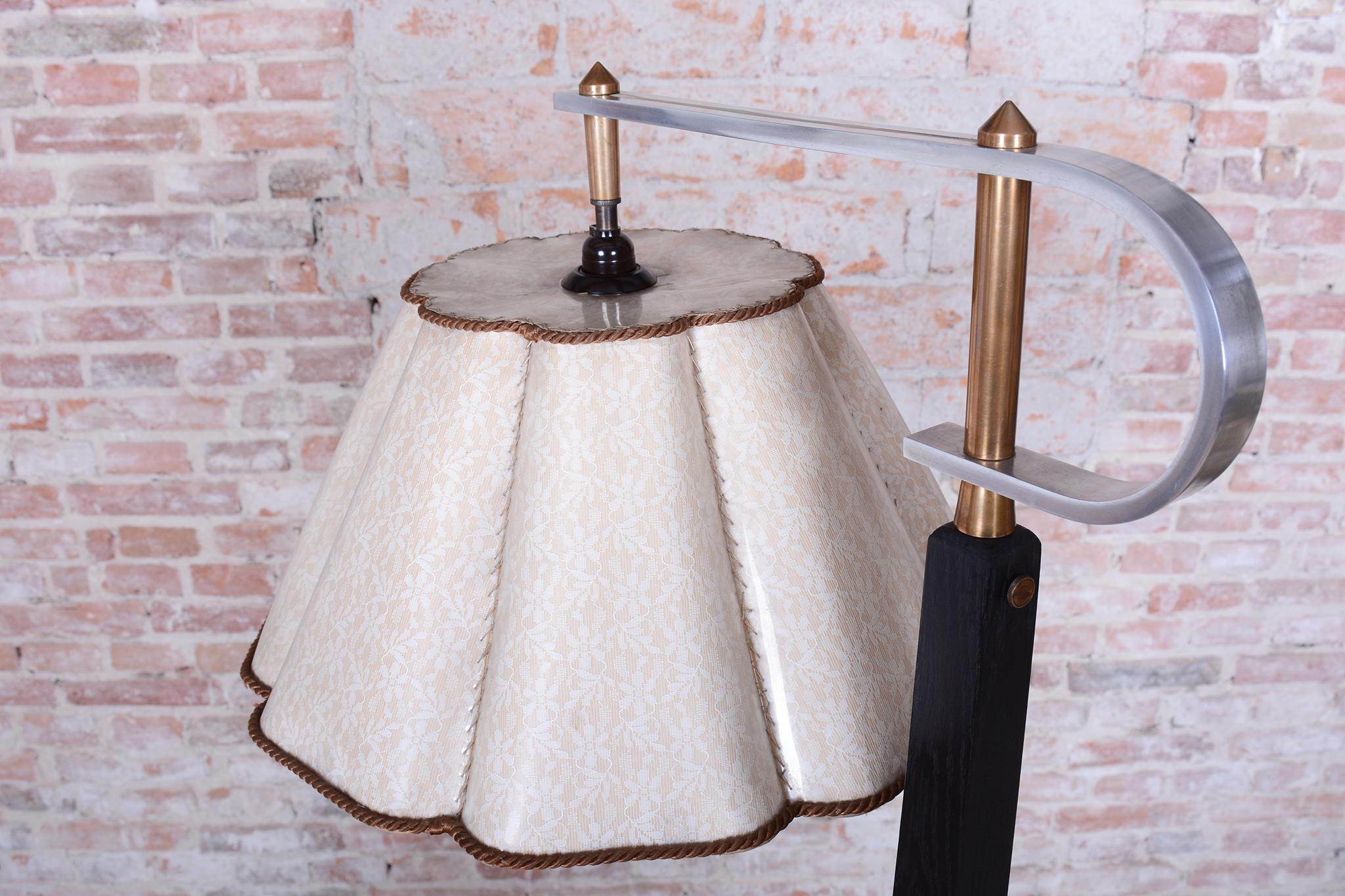 Lámpara de pie Art Decó restaurada, roble, nueva electrificación, checa, años 20 en venta 2