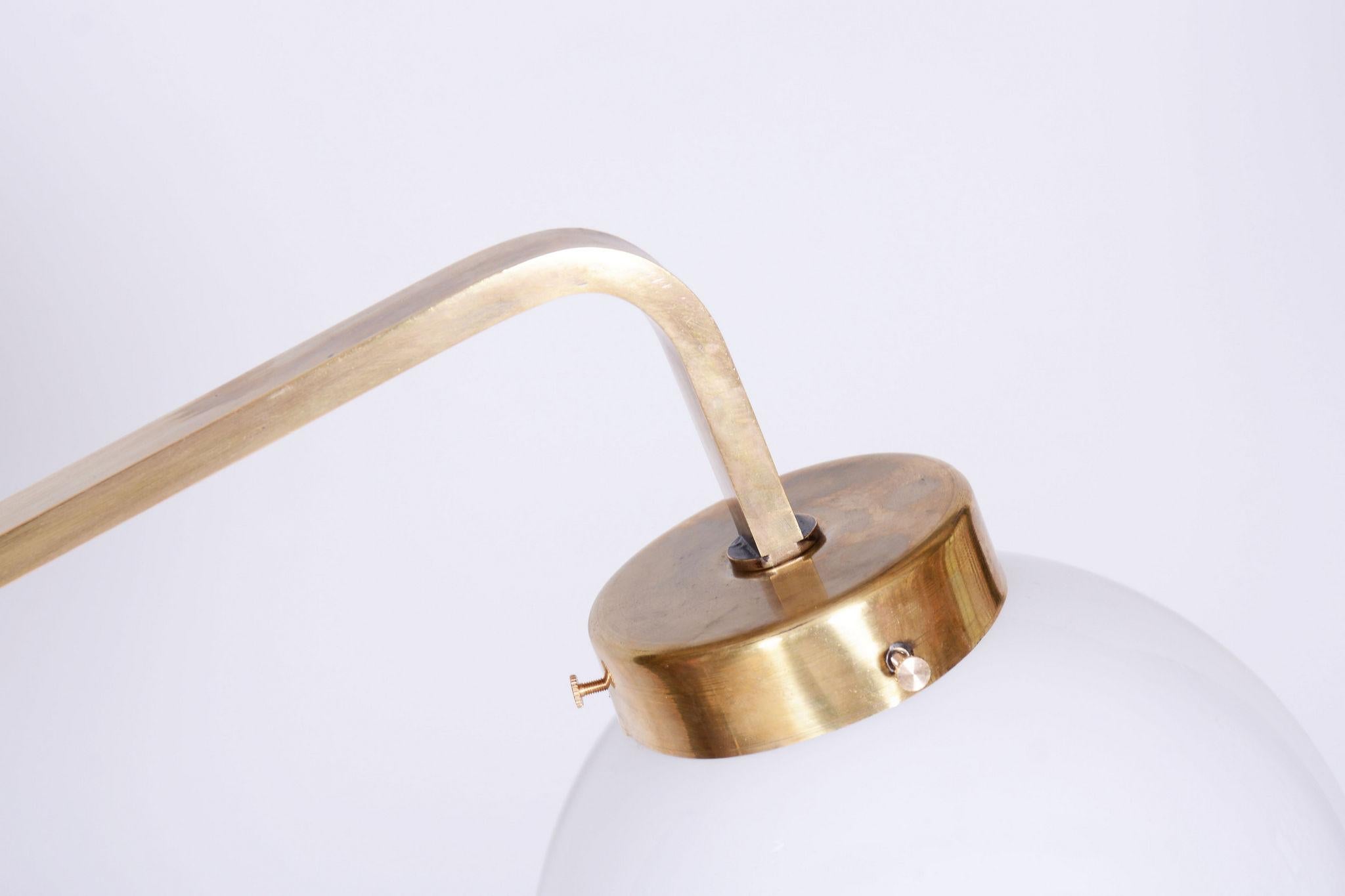 Tchèque Lampadaire Art Déco restauré, noyer, laiton, nouvelle électrification, tchèque, années 1930 en vente
