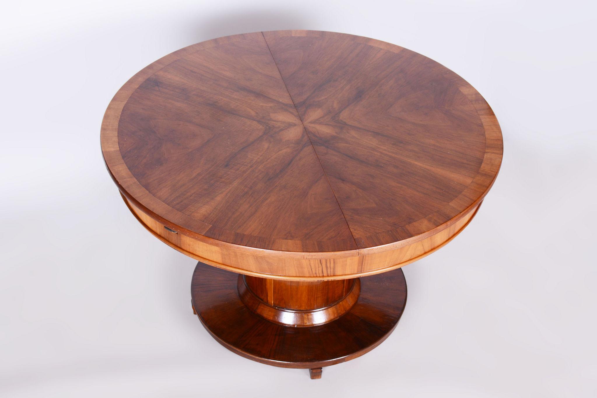 Restored Art Deco Folding Dining Table, Walnut, Spruce, Czech, 1920s In Good Condition For Sale In Horomerice, CZ