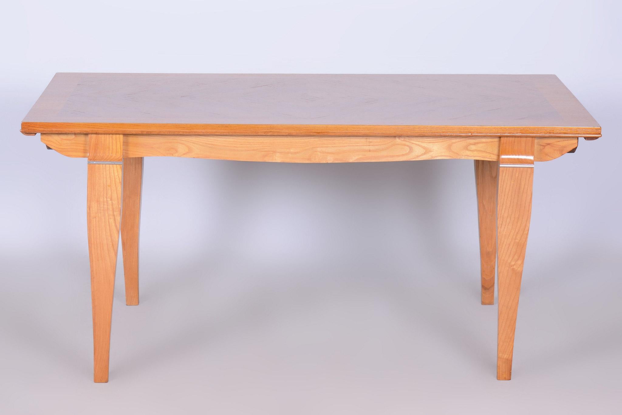 This stunning extendable dining table from the Art Deco period originates from France and is the work of the renowned architect Jules Leleu. It is made from light oak, combining solid wood and veneer.

The basic width of the table is 160 cm, but