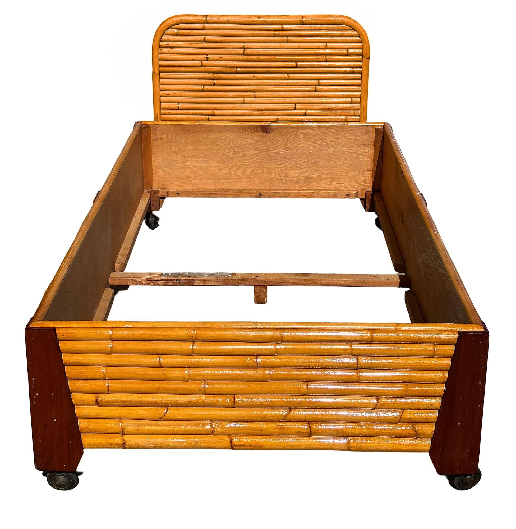 Ce cadre de lit double en rotin empilé et coins en acajou, inspiré par Paul Frankl et magnifiquement restauré, combine des thèmes hawaïens avec un design Art déco. Le cadre de lit présente des panneaux de rotin empilés verticalement et des accents