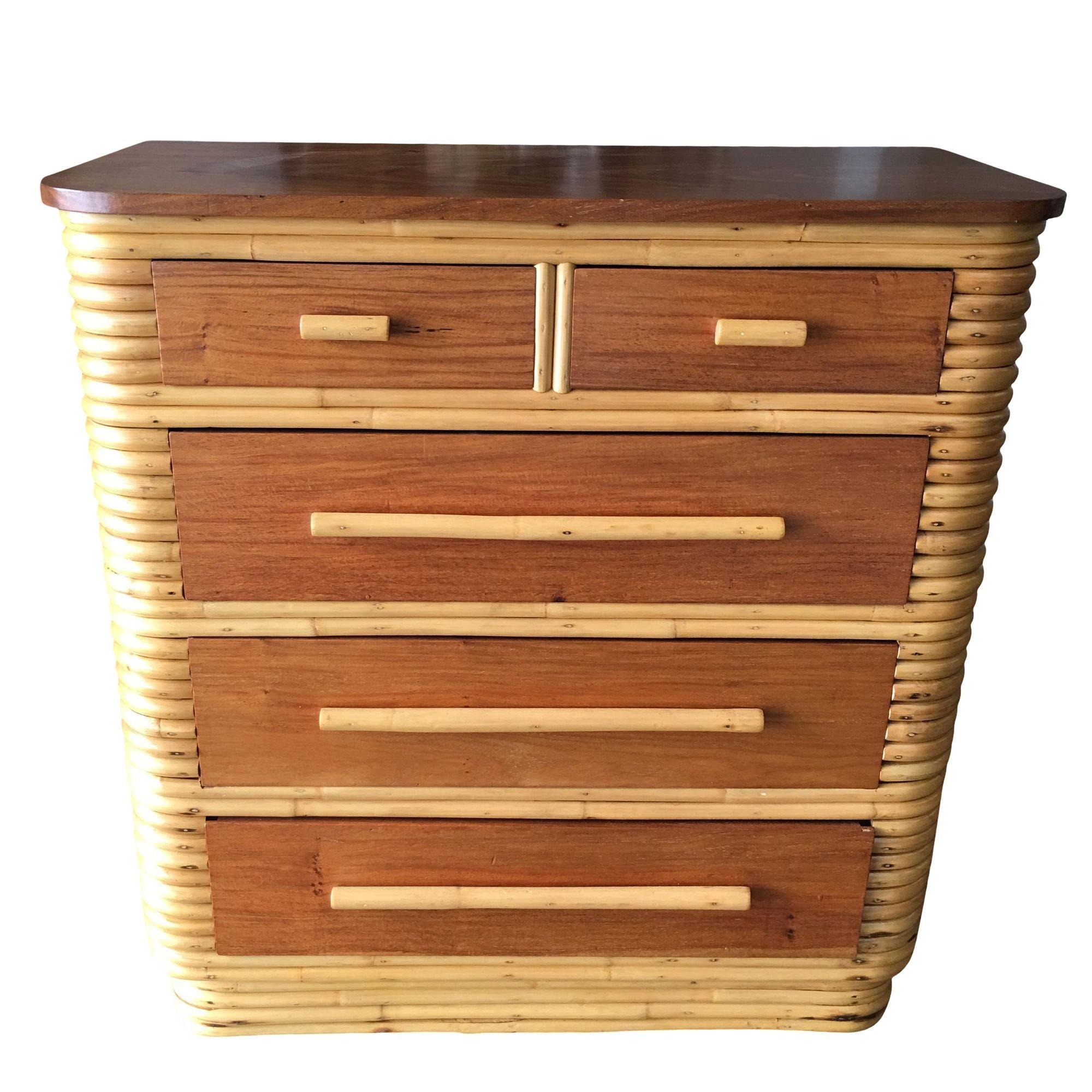 Questo comò Highboy in stile Frankl, splendidamente restaurato, ha un piano in mogano e cinque cassetti estraibili, tutti meticolosamente rifiniti per evidenziare il calore e la durata del rattan naturale. È perfetto per creare uno spazio abitativo