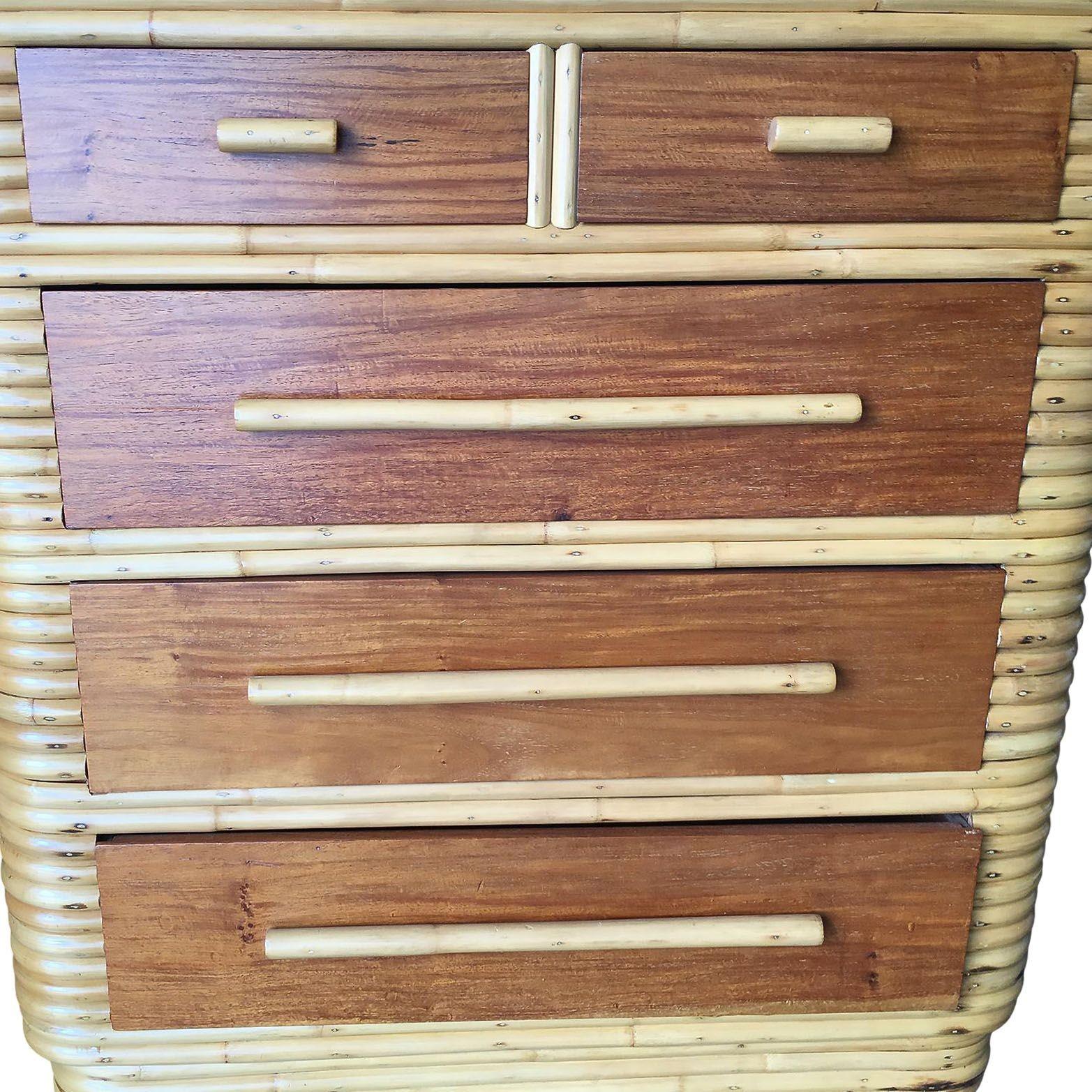 Metà XX secolo Cassettone in mogano e rattan impilato restaurato Art Deco Highboy in vendita