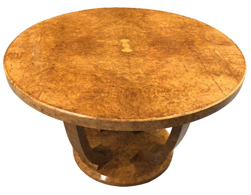 Jules Leleu è stato un celebre designer francese noto per i suoi raffinati mobili e interni in stile Art Déco. Attivo tra l'inizio e la metà del XX secolo, Leleu ha portato un senso di sobria eleganza in materiali lussuosi come i Wood Wood esotici,