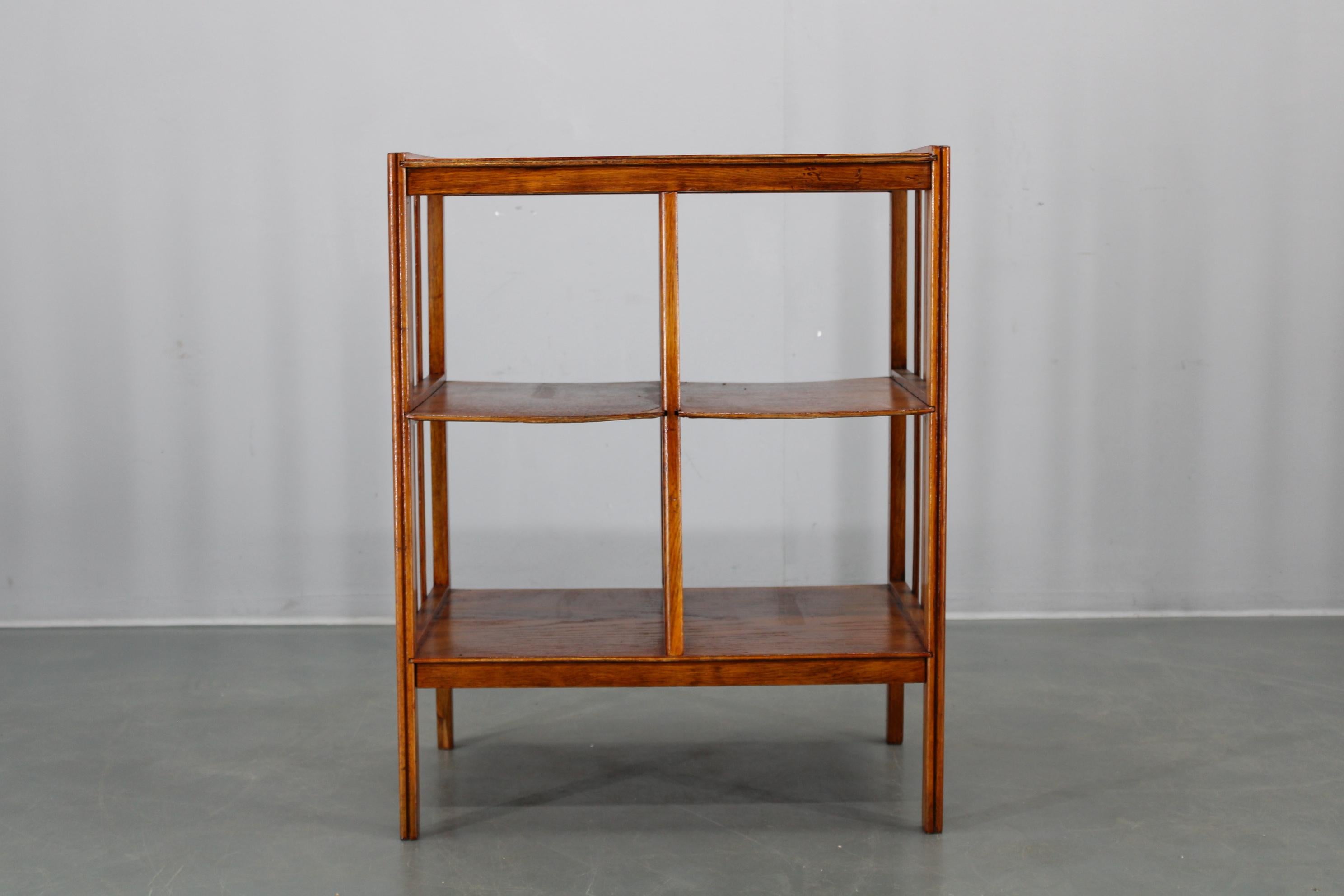  Mueble estantería Art Decó/Bauhaus restaurado procedente de Alemania, de los años 30, construido en roble macizo y contrachapado de roble. Con un perfil elegante y minimalista, esta estantería de almacenamiento vintage ofrece tres niveles de