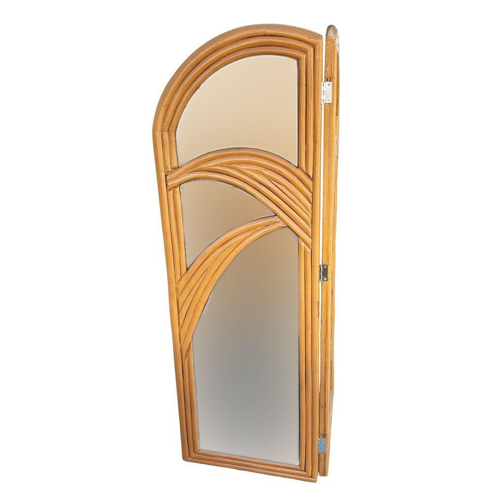 Este espejo biombo de ratán Art Decó bellamente restaurado presenta dos paneles abatibles con la parte superior arqueada y detalles curvos de ratán en capas que combinan el estilo y el encanto vintage con la comodidad moderna... El acabado en tono