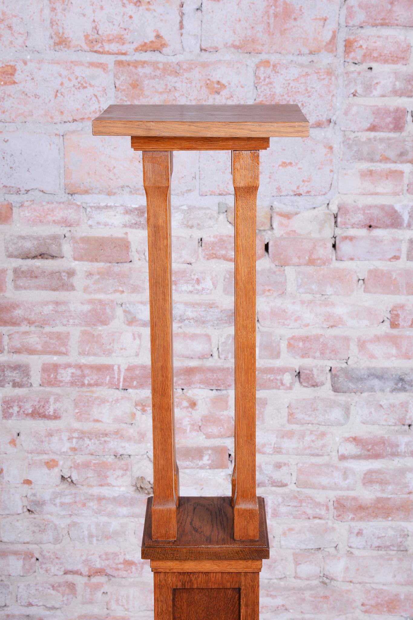 Restored Art Deco Pedestal, Oak, Revived Polish, Austria, 1910s In Good Condition For Sale In Brandys nad Labem, Středočeský kraj