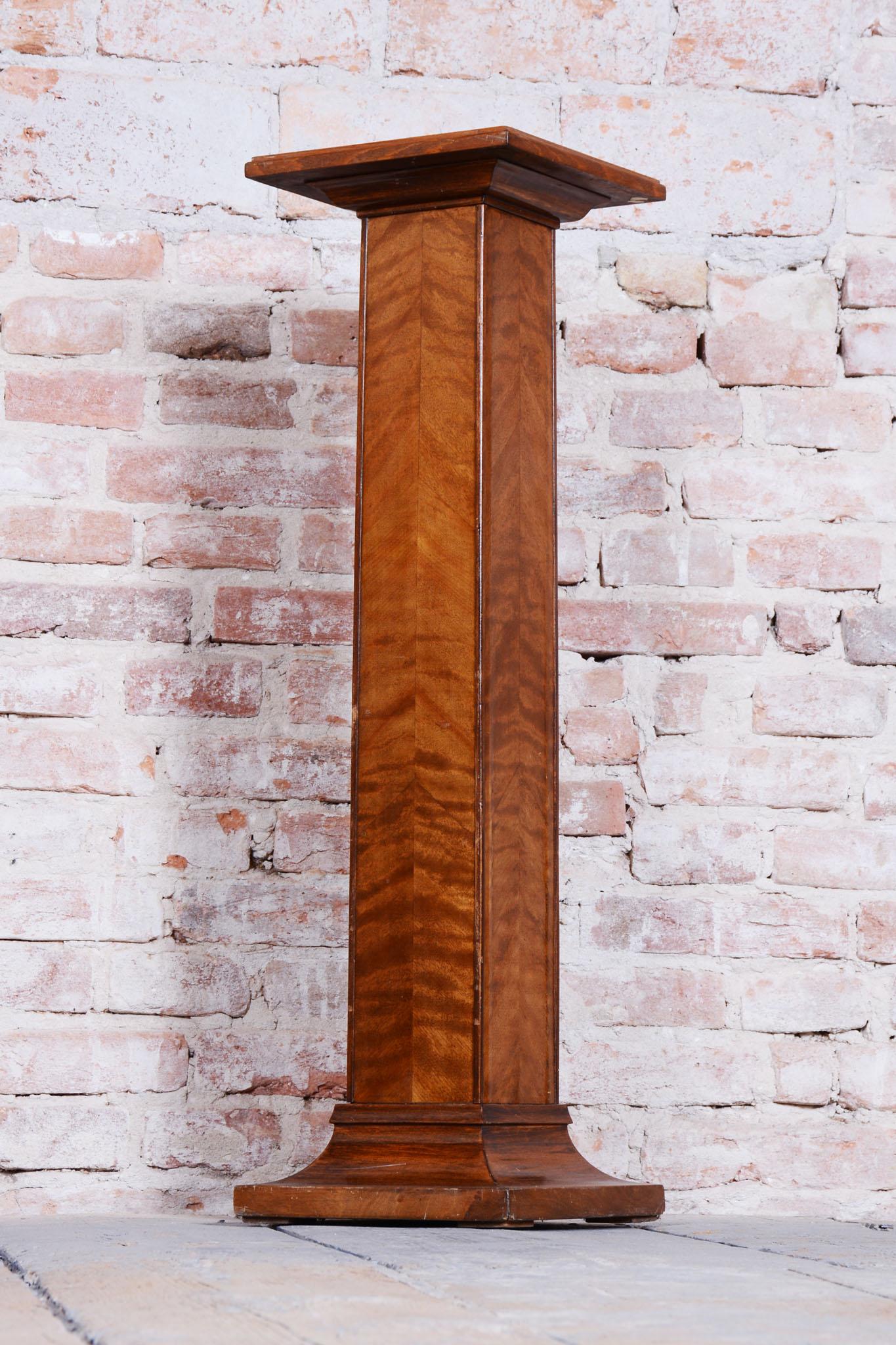 Restaurierter Art-Déco-Sockel, Spruce, Eiche, Mahagoni, Tschechisch, 1920er Jahre im Zustand „Gut“ im Angebot in Brandys nad Labem, Středočeský kraj