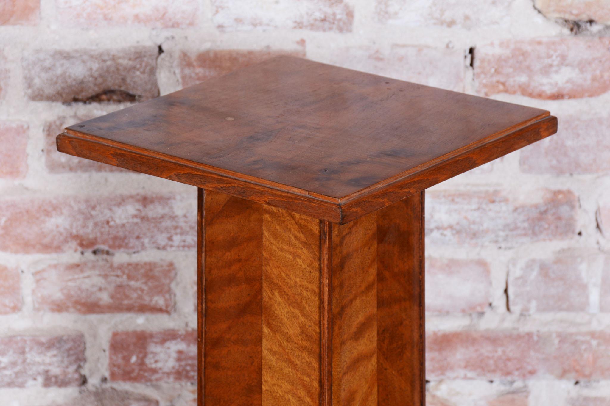 Restaurierter Art-Déco-Sockel, Spruce, Eiche, Mahagoni, Tschechisch, 1920er Jahre (Holz) im Angebot