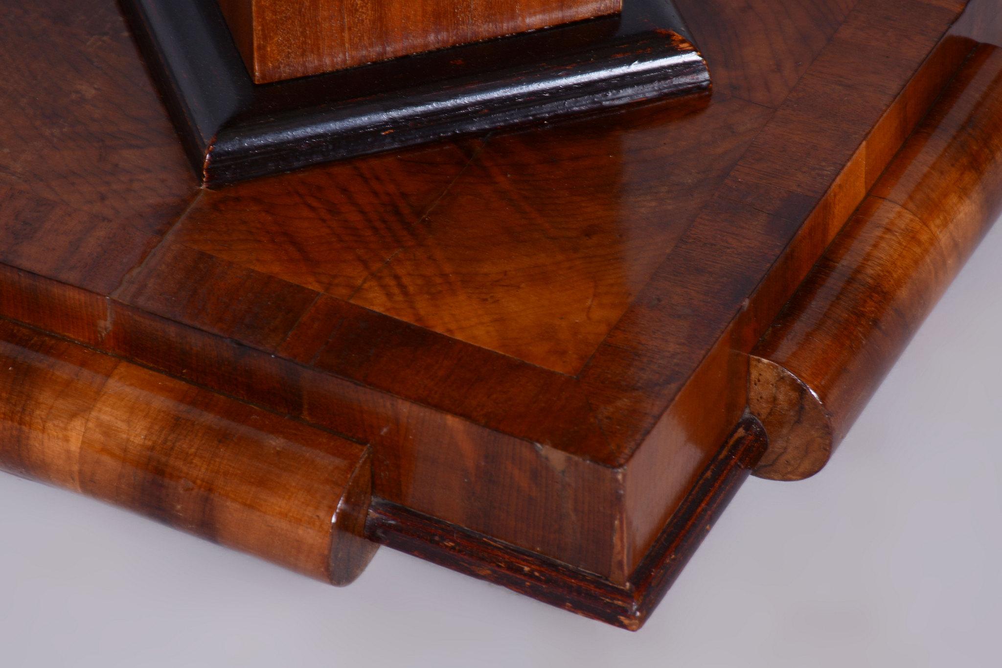 The Pedestal Art Deco restauré, placage de noyer, polonais Revive, tchèque, années 1920 3
