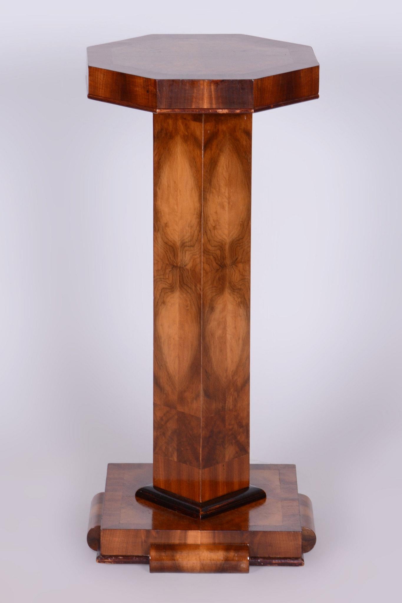 The Pedestal Art Deco restauré, placage de noyer, polonais Revive, tchèque, années 1920 Bon état à Brandys nad Labem, Středočeský kraj