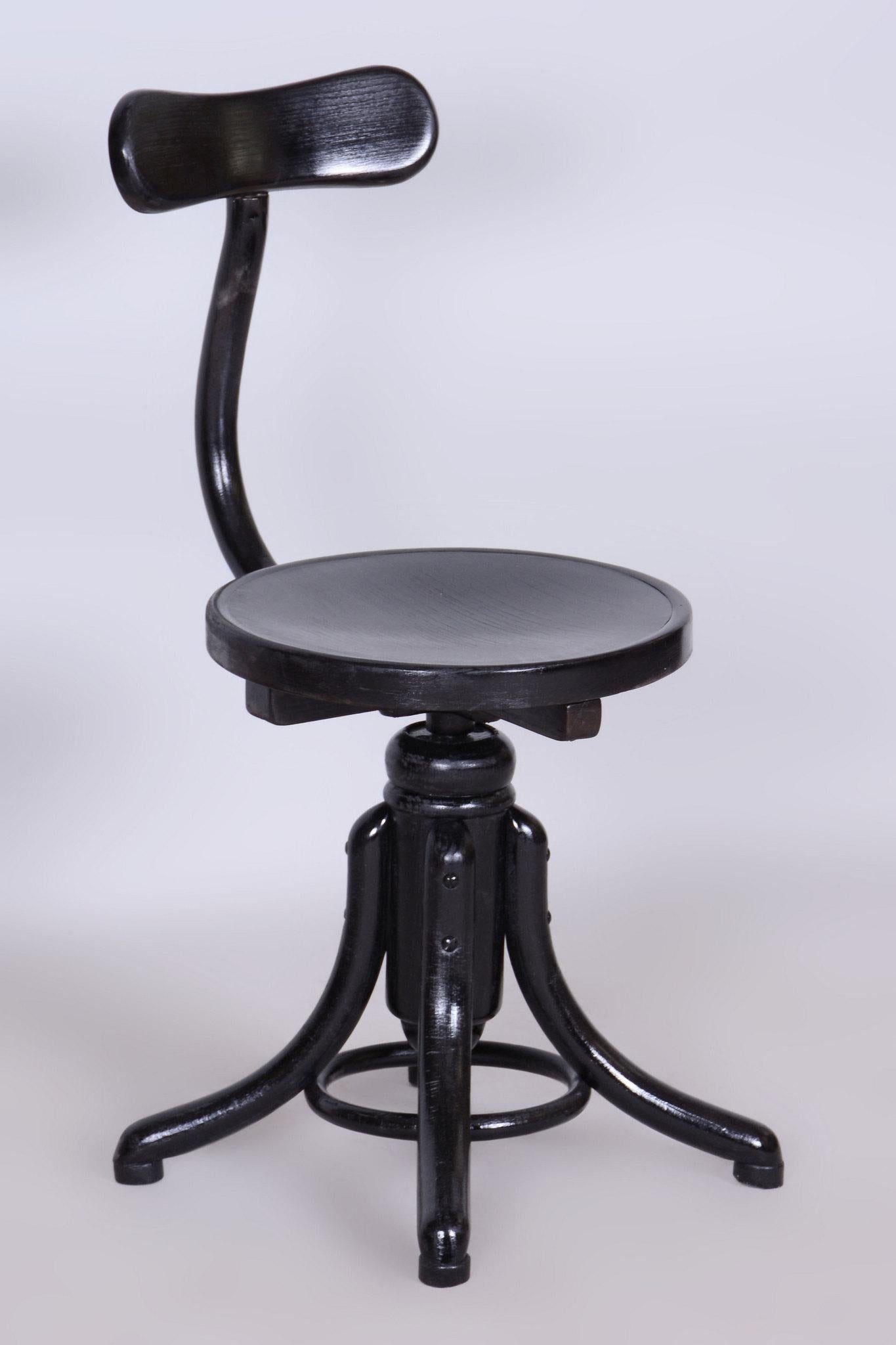 Dieser Klavierhocker mit Rückenlehne aus der ersten Hälfte des 20. Jahrhunderts ist ein Beispiel für die handwerkliche Präzision der tschechoslowakischen Produktion im Stil des Art déco. Er wurde von der renommierten Firma Thonet hergestellt, die