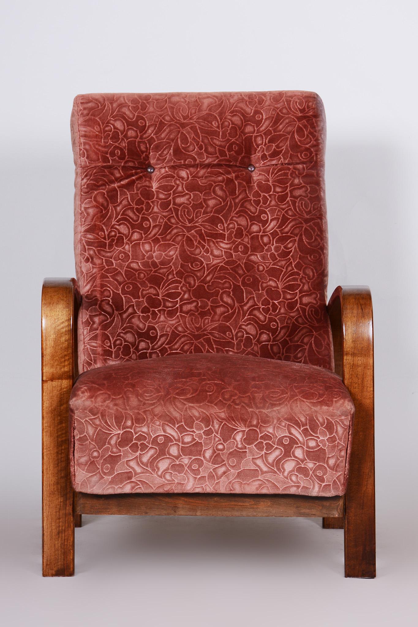 Restored Art Deco Positioning armchair.

Period: 1930-1939
Source: Czechia
Material: Beech solid wood with walnut veneer.
Seat height: 40 cm / 15.75?

Revived varnish.
Original preserved, professionally cleaned upholstery.





