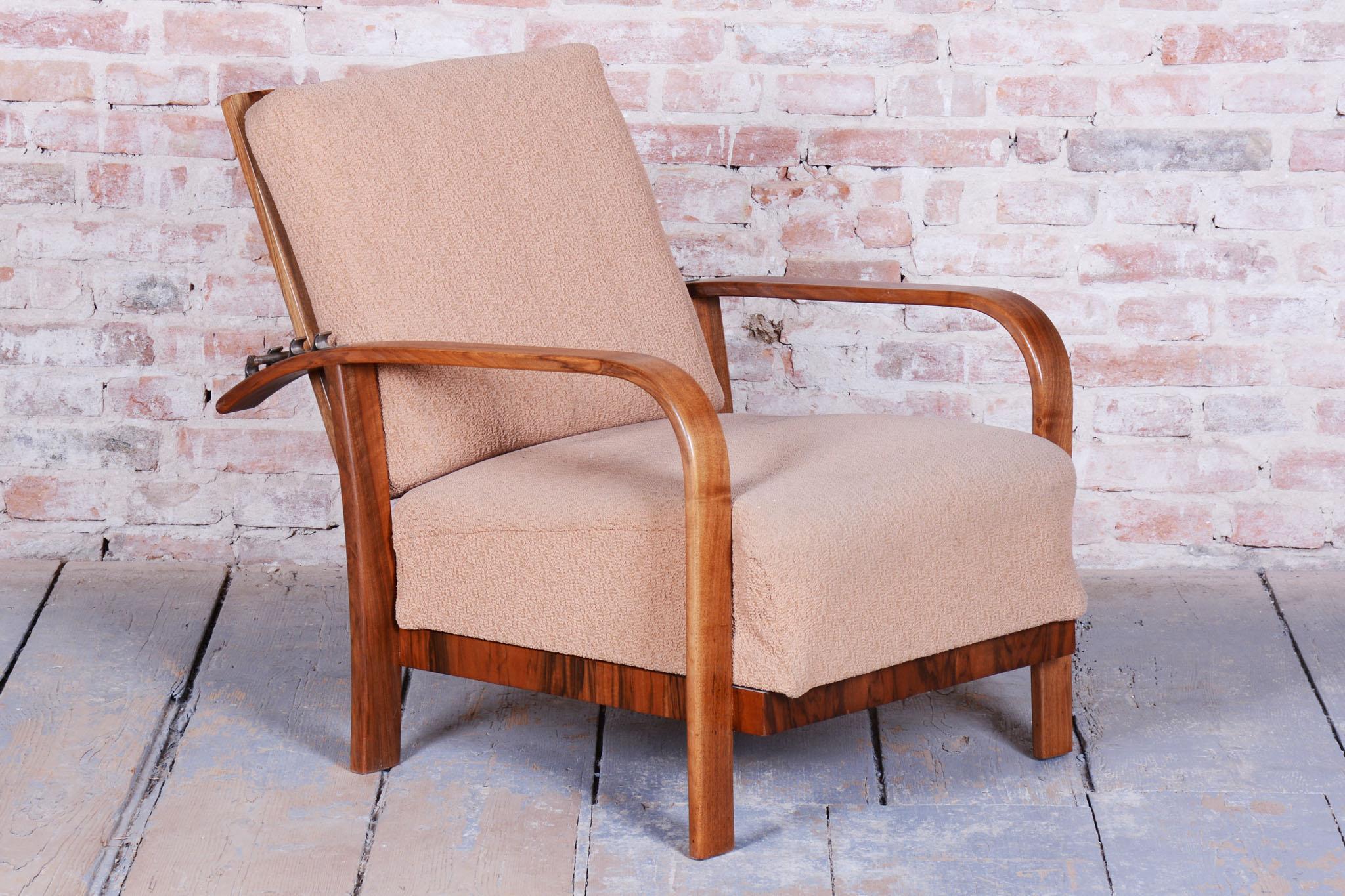 Tchèque Fauteuil inclinable Art Déco restauré, noyer, brillant, tchèque. 1920s en vente