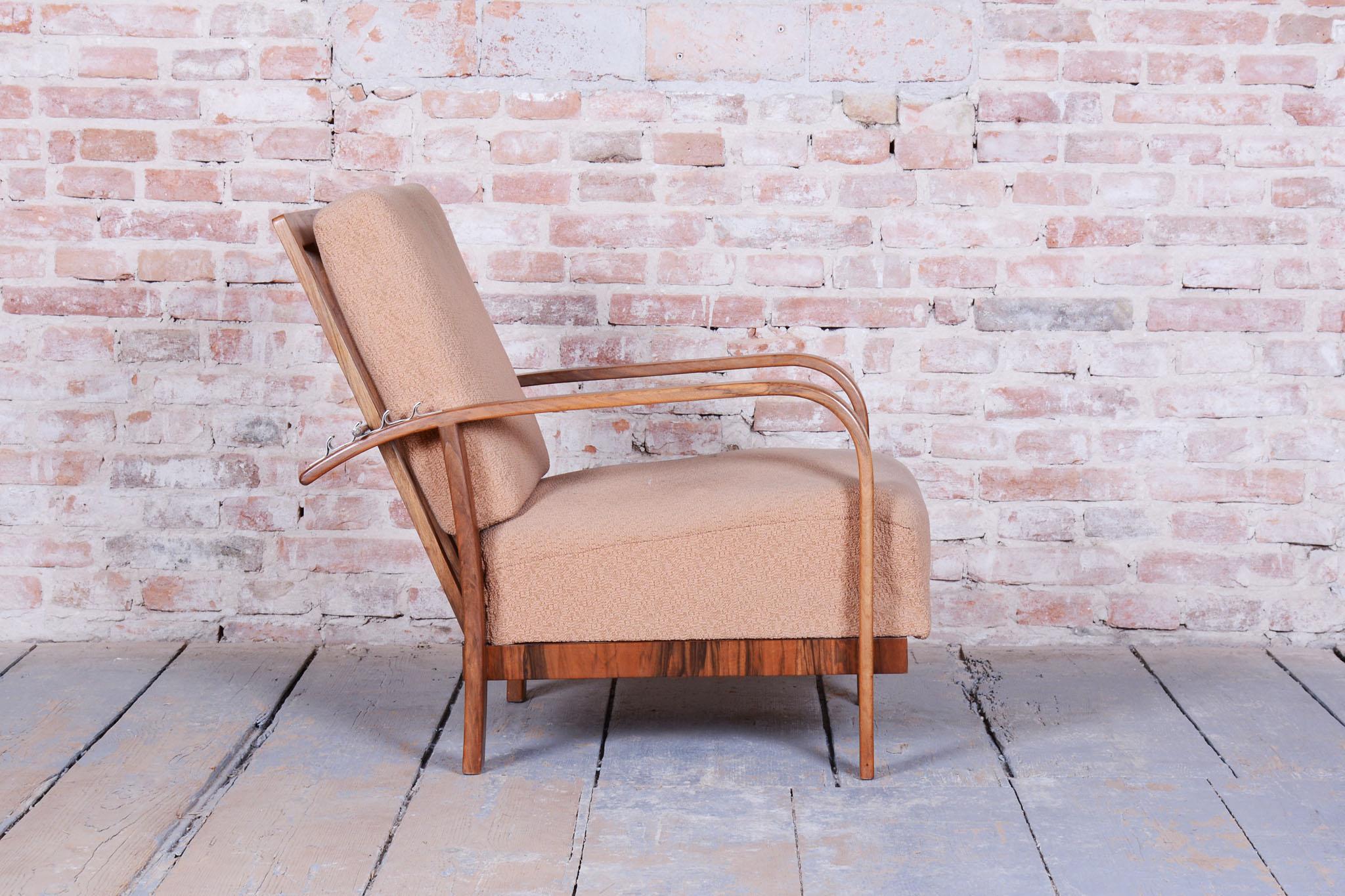 Tissu Fauteuil inclinable Art Déco restauré, noyer, brillant, tchèque. 1920s en vente