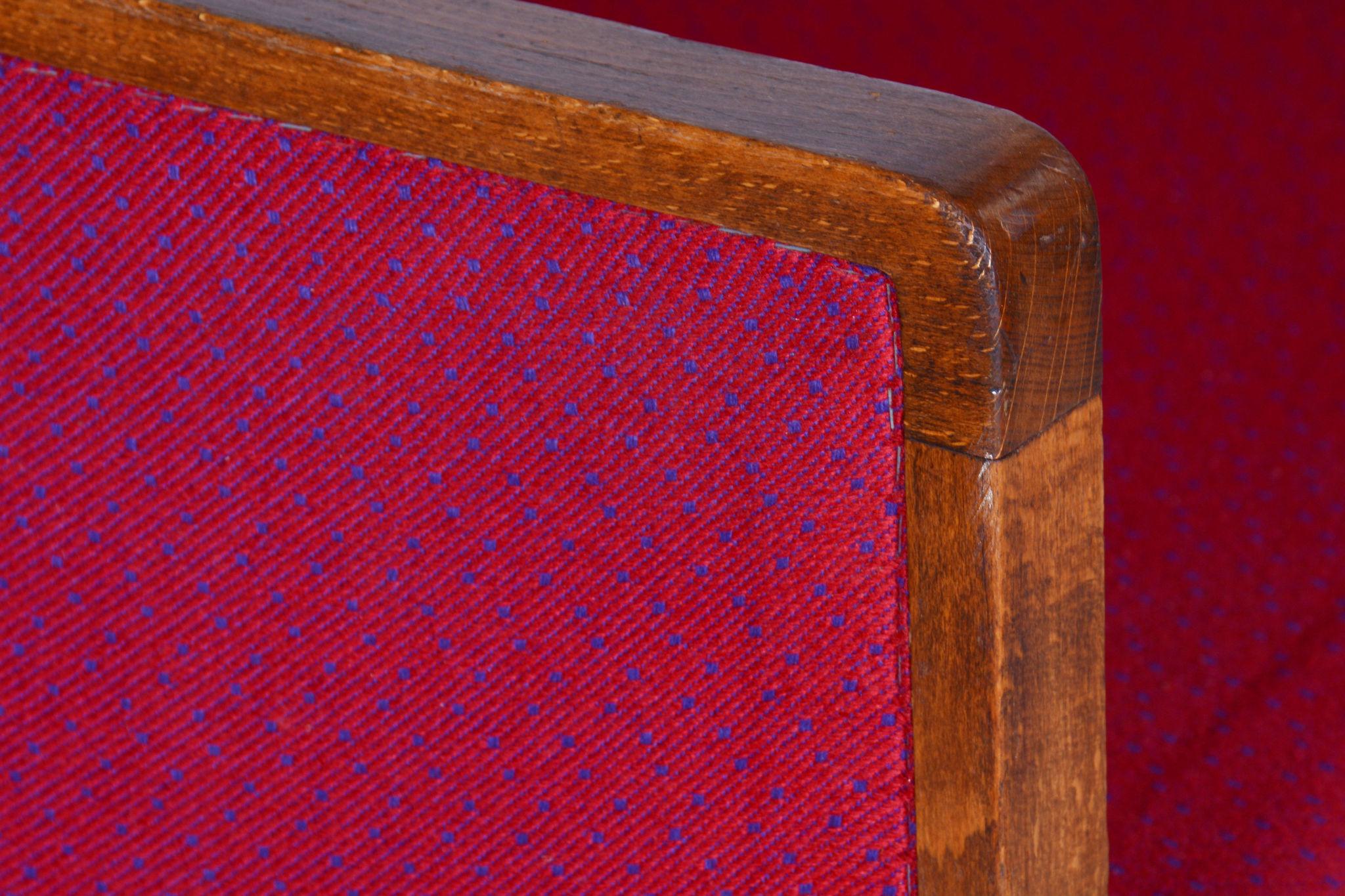 Français Fauteuil rouge Art Déco restauré, en hêtre, tapisserie d'origine, France, années 1930 en vente