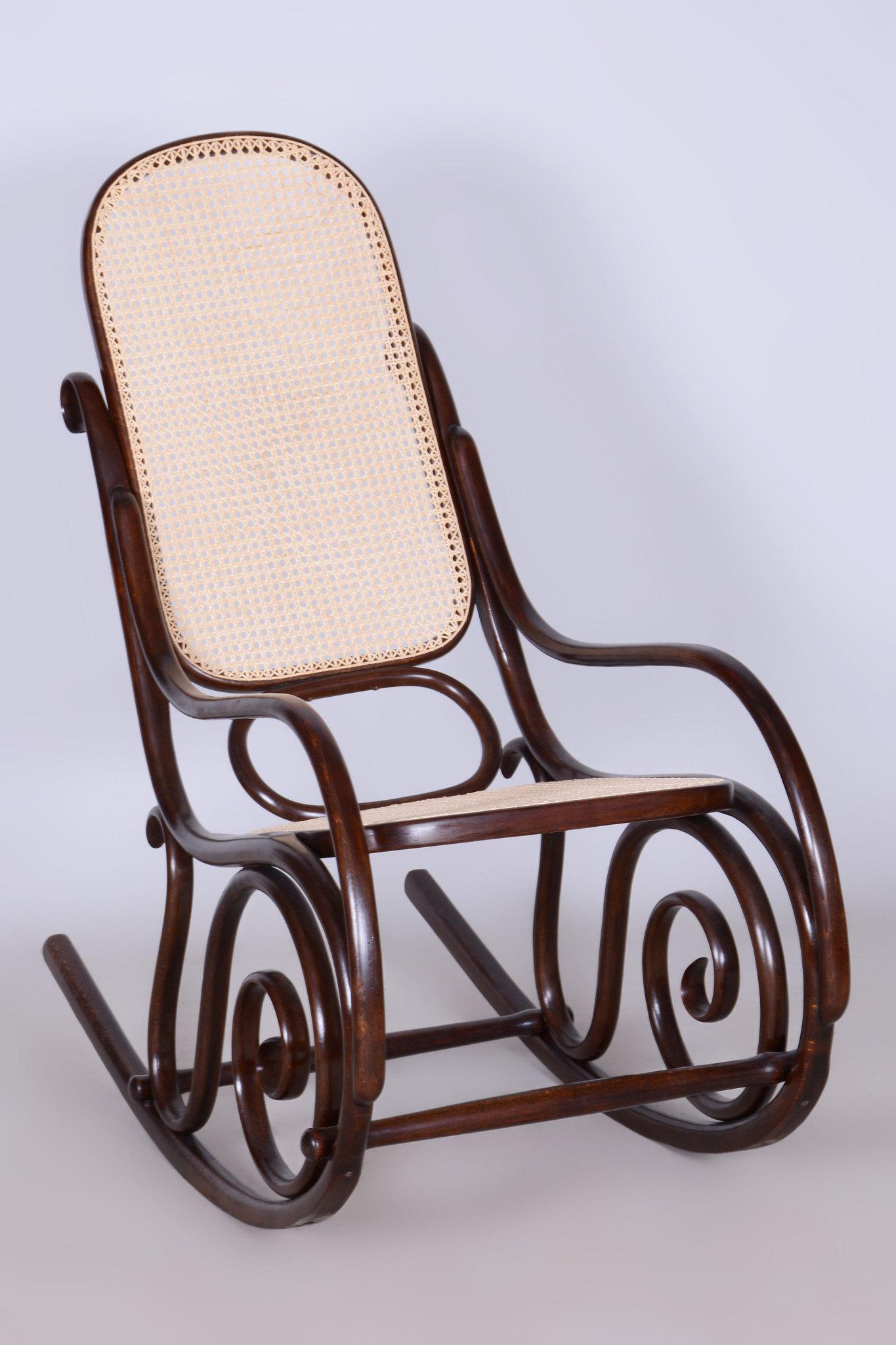Sedia a dondolo Art Deco restaurata, di Thonet, Beeche, rattan, ceco, anni '10 del XIX secolo in vendita 2