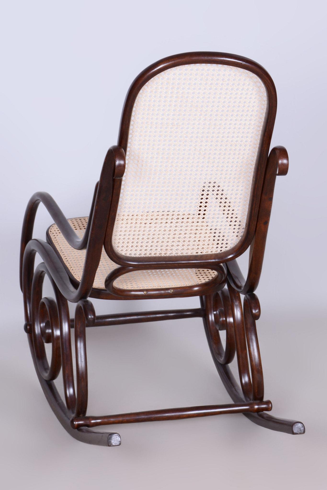 Sedia a dondolo Art Deco restaurata, di Thonet, Beeche, rattan, ceco, anni '10 del XIX secolo in vendita 3