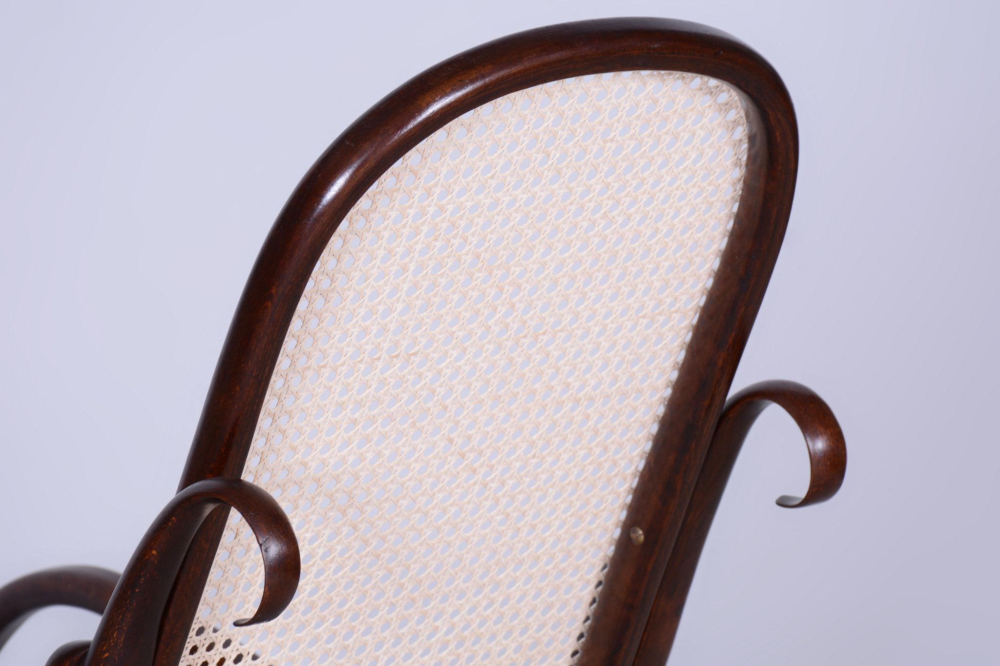 Sedia a dondolo Art Deco restaurata, di Thonet, Beeche, rattan, ceco, anni '10 del XIX secolo in vendita 4