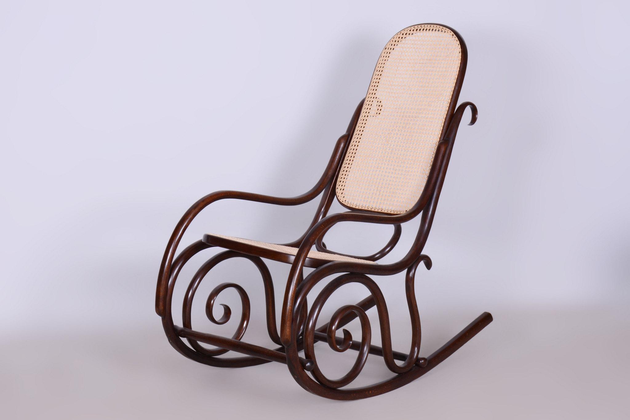 Realizzato dall'influente produttore di mobili austriaco Thonet.

Questa sedia a dondolo Art Déco proviene dalla Bohemia all'inizio del XX secolo ed è stata prodotta da Fischel Thonet. La sedia è realizzata in legno di faggio curvato ed è stata
