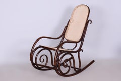Sedia a dondolo Art Deco restaurata, di Thonet, Beeche, rattan, ceco, anni '10 del XIX secolo