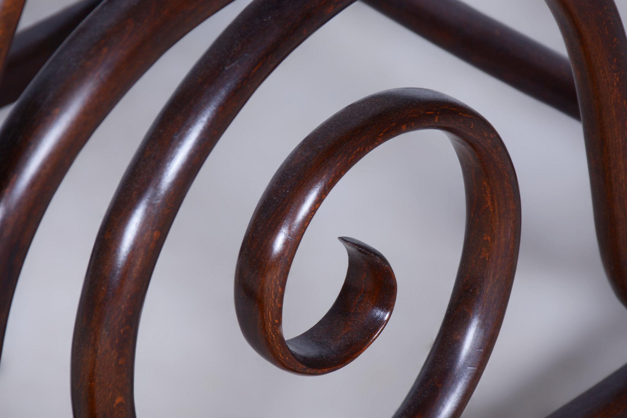 Ceco Sedia a dondolo Art Deco restaurata, di Thonet, Beeche, rattan, ceco, anni '10 del XIX secolo in vendita