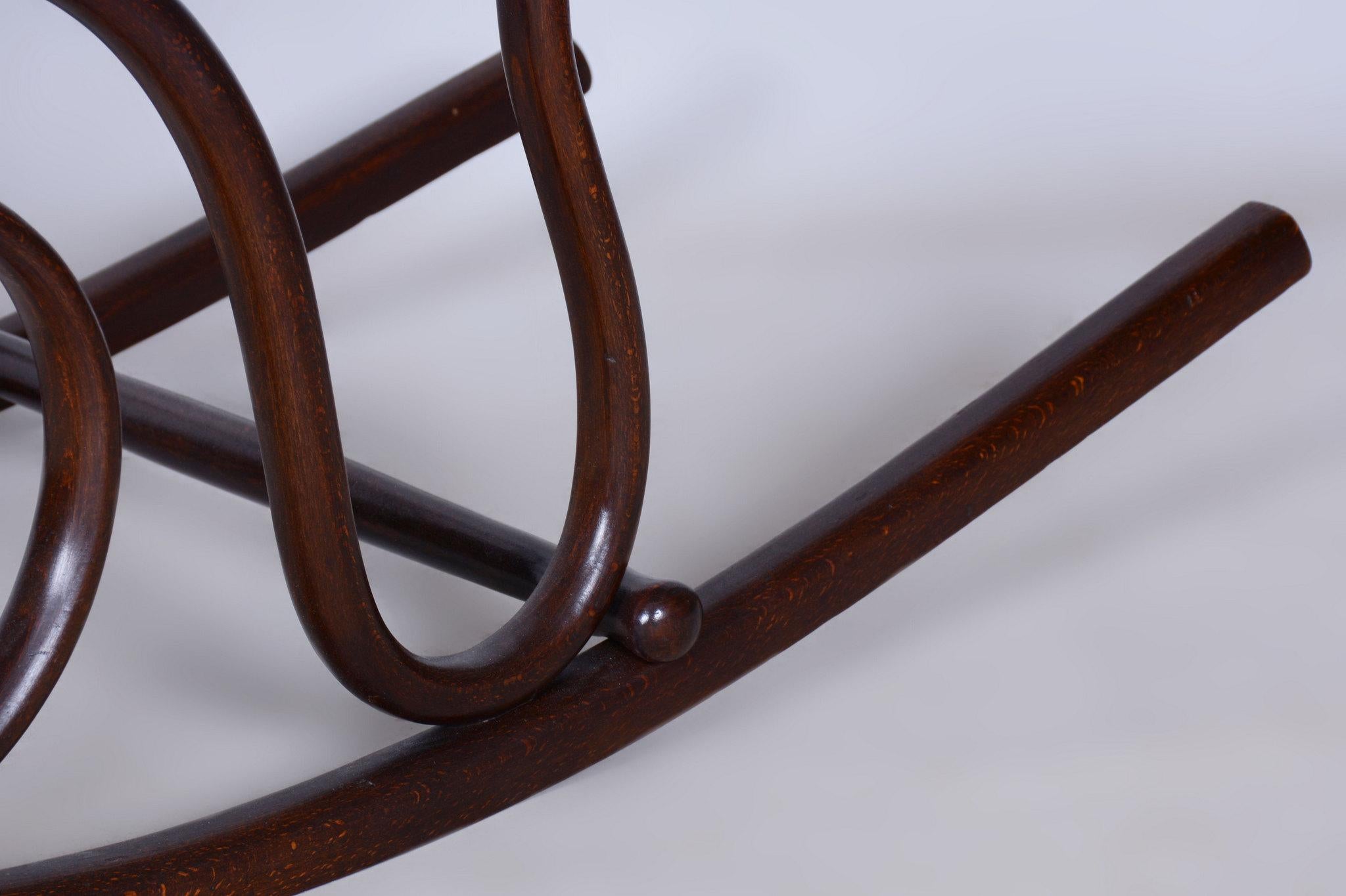 Sedia a dondolo Art Deco restaurata, di Thonet, Beeche, rattan, ceco, anni '10 del XIX secolo In condizioni buone in vendita a Brandys nad Labem, Středočeský kraj