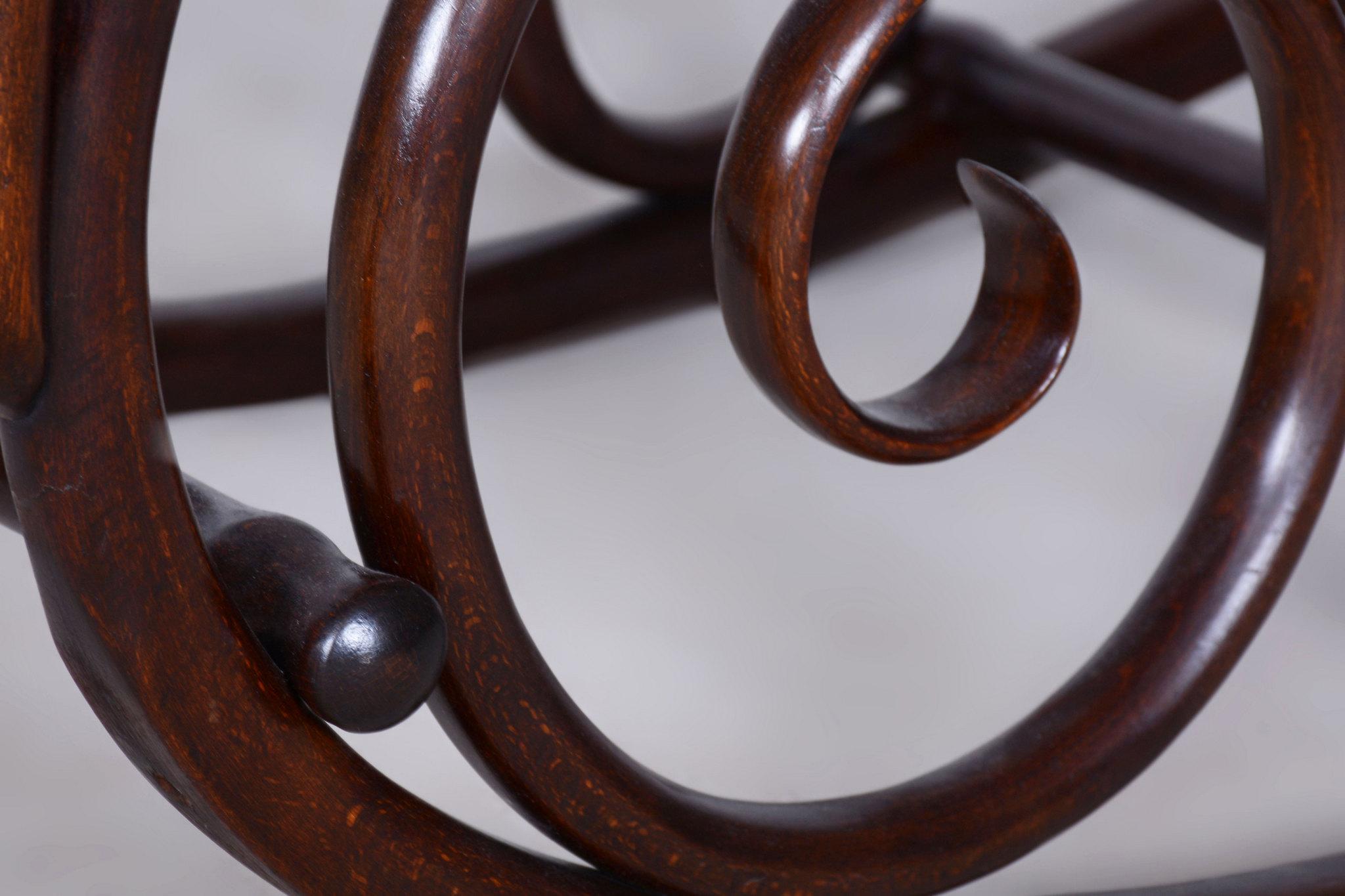 XX secolo Sedia a dondolo Art Deco restaurata, di Thonet, Beeche, rattan, ceco, anni '10 del XIX secolo in vendita