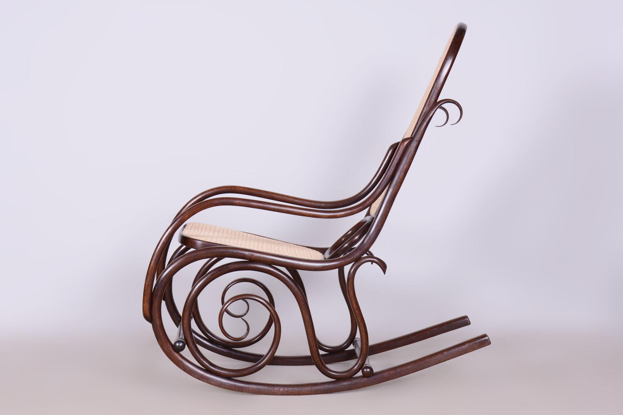 Rattan Sedia a dondolo Art Deco restaurata, di Thonet, Beeche, rattan, ceco, anni '10 del XIX secolo in vendita