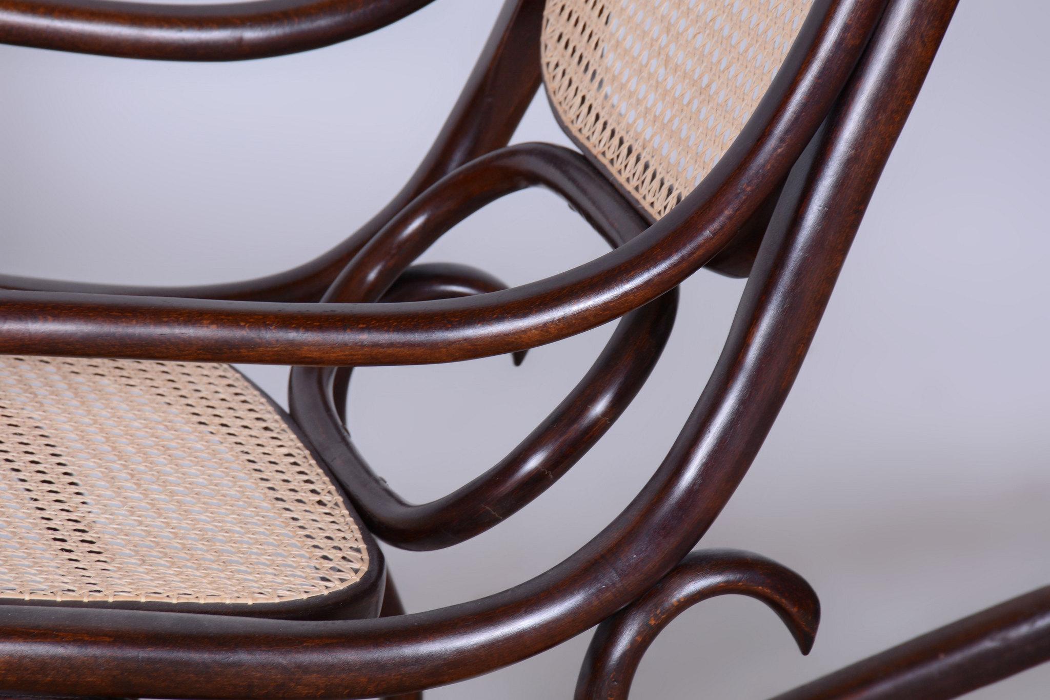 Sedia a dondolo Art Deco restaurata, di Thonet, Beeche, rattan, ceco, anni '10 del XIX secolo in vendita 1