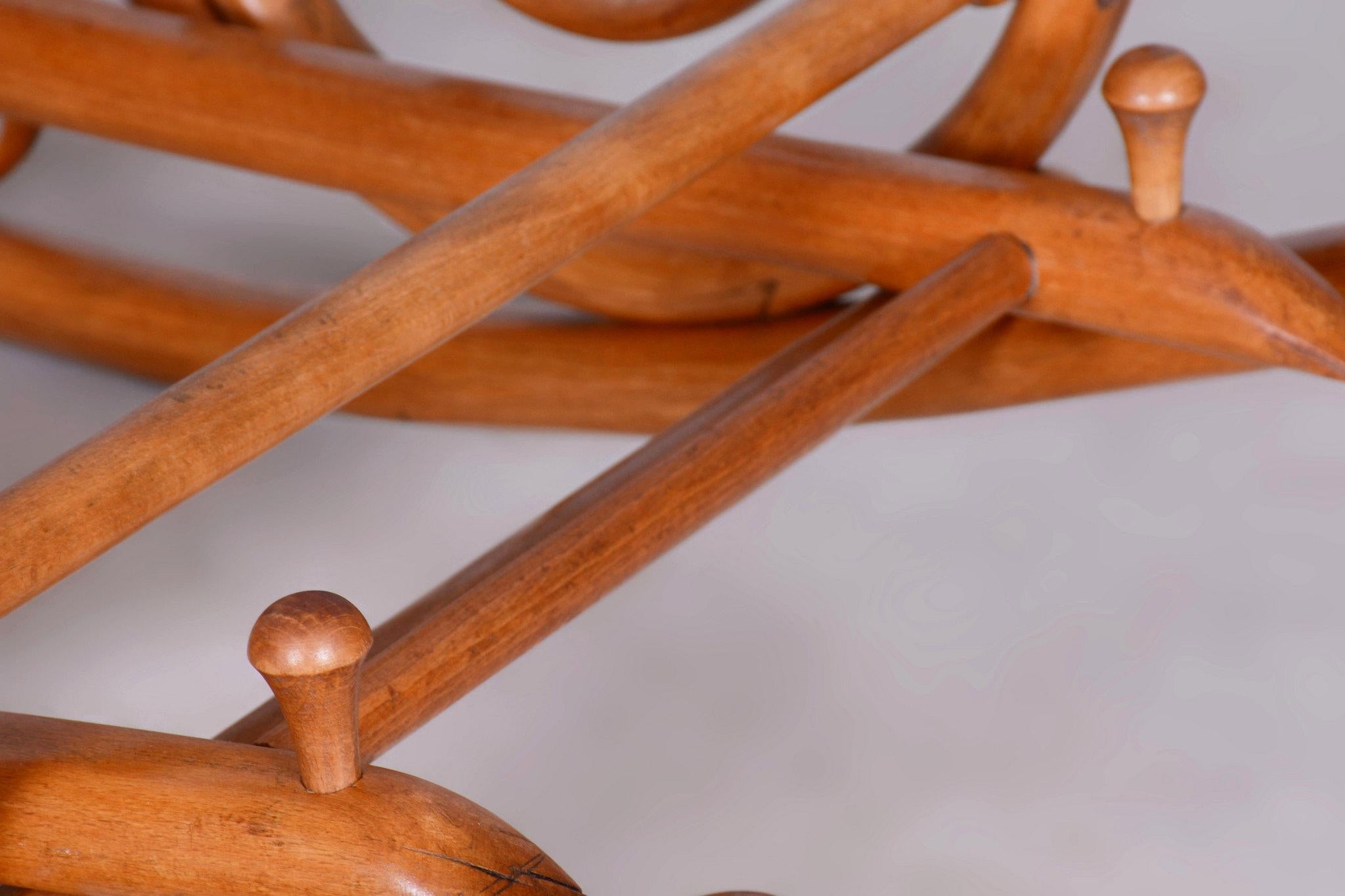 Chaise à bascule Art déco restaurée avec repose-pieds, par Thonet, en hêtre, tchèque, années 1920 en vente 4