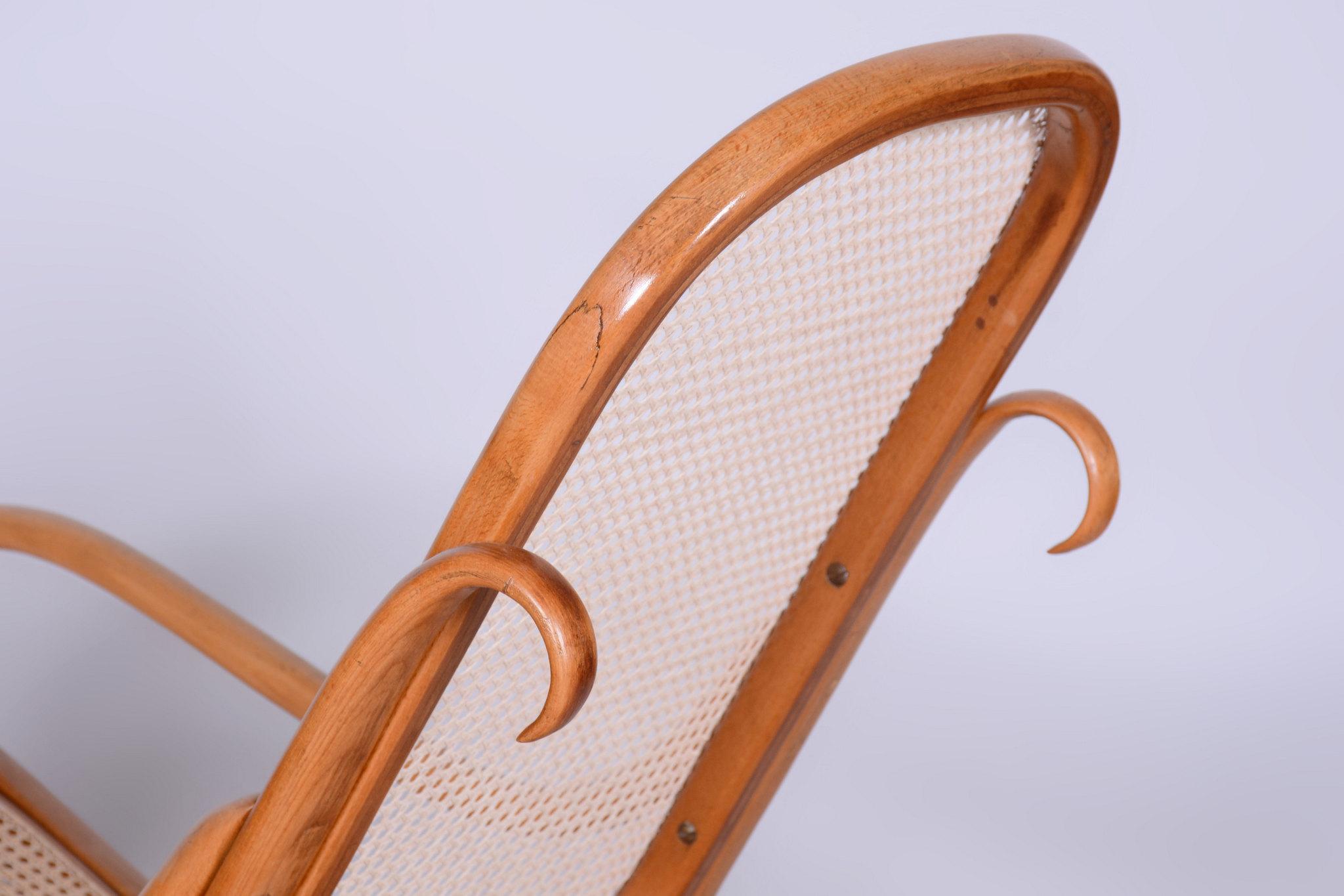 Chaise à bascule Art déco restaurée avec repose-pieds, par Thonet, en hêtre, tchèque, années 1920 en vente 5
