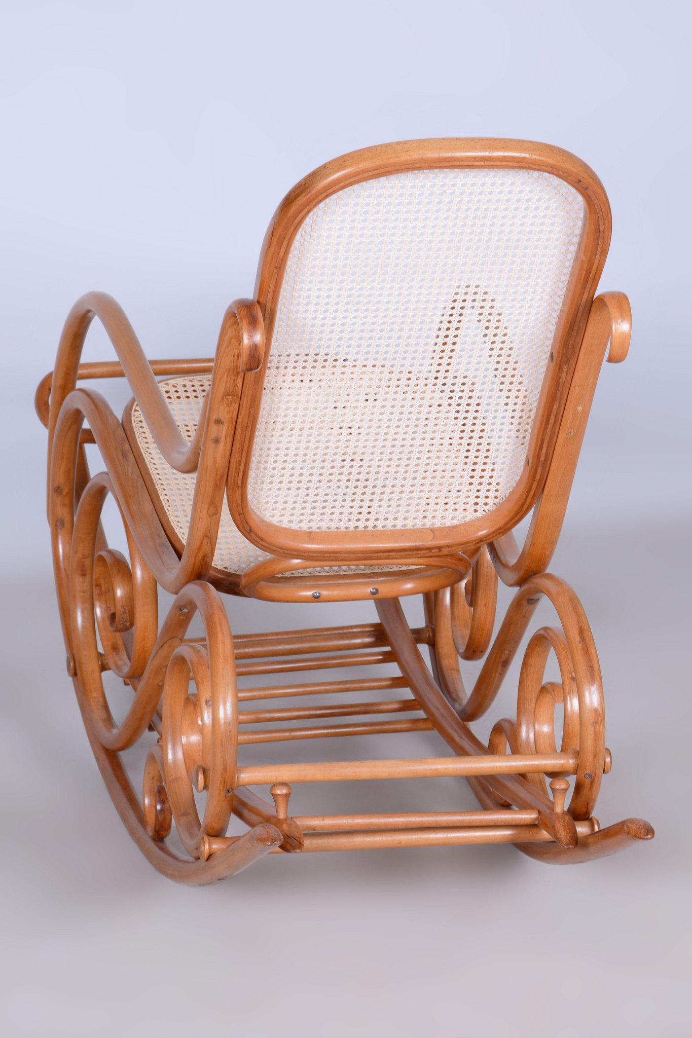 Chaise à bascule Art déco restaurée avec repose-pieds, par Thonet, en hêtre, tchèque, années 1920 en vente 7