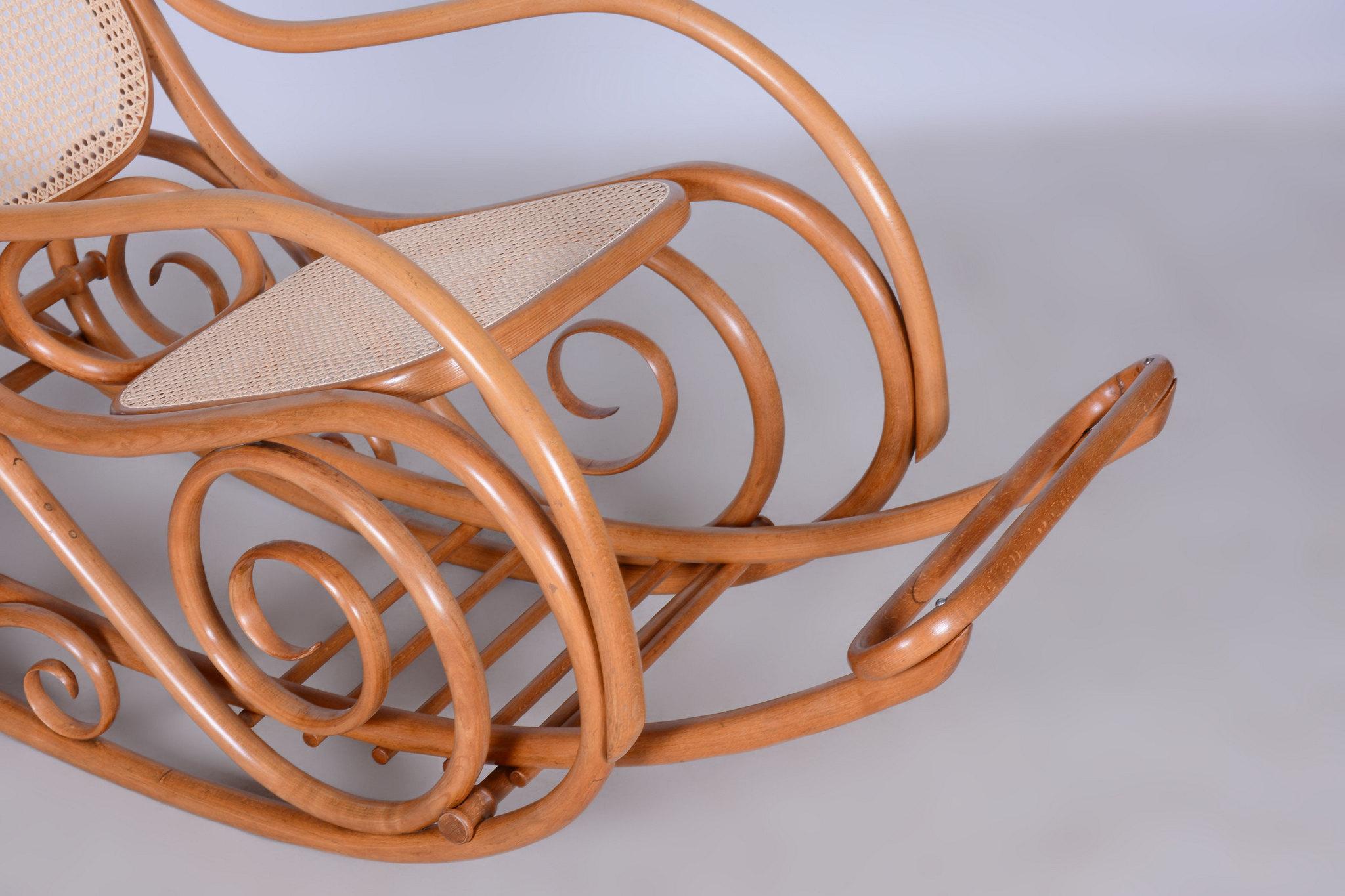 Chaise à bascule Art déco restaurée avec repose-pieds, par Thonet, en hêtre, tchèque, années 1920 en vente 8